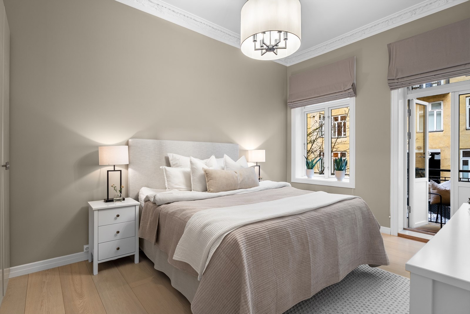 Stort hovedsoverom på ca. 16 m² vendt mot en rolig bakgård. Galleribilde