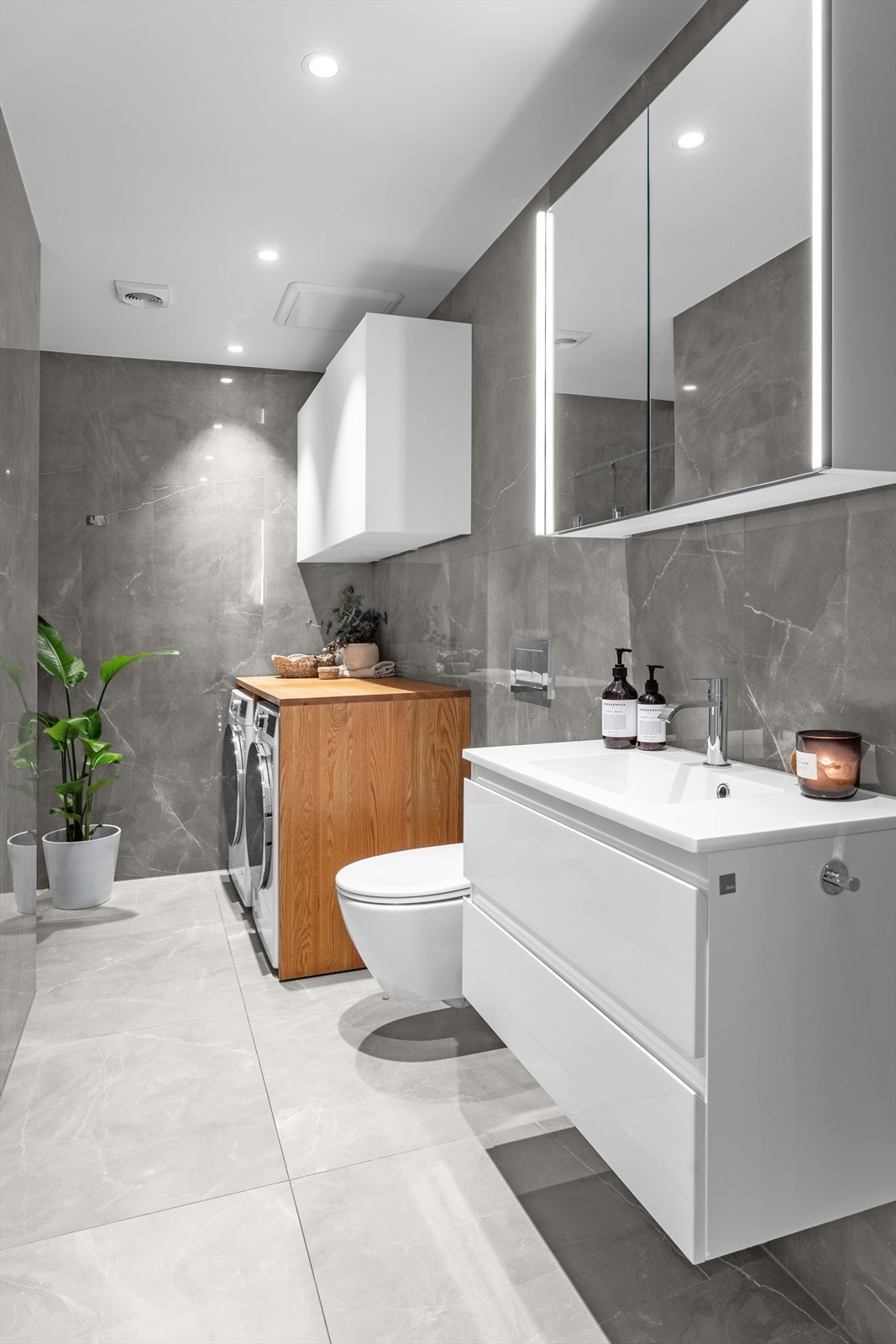 Vegghengt wc, servant med Tapwell armatur, overskap og speilskap med lys (2023). Downlights i himling og varme i gulv. Galleribilde