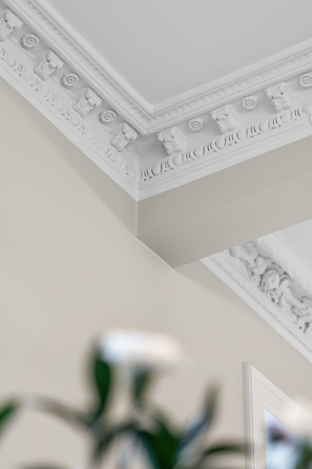 Flott original stukkatur i stue, kjøkken og på hovedsoverommet. Galleribilde