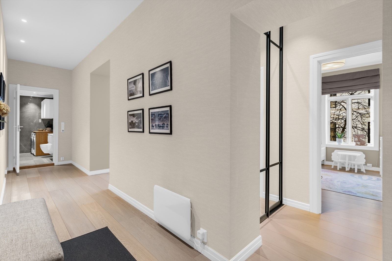 Gangen har adkomst til alle rom i leiligheten med unntak av masterbad. Terskelfrie overganger til alle rom med unntak av badene. Galleribilde