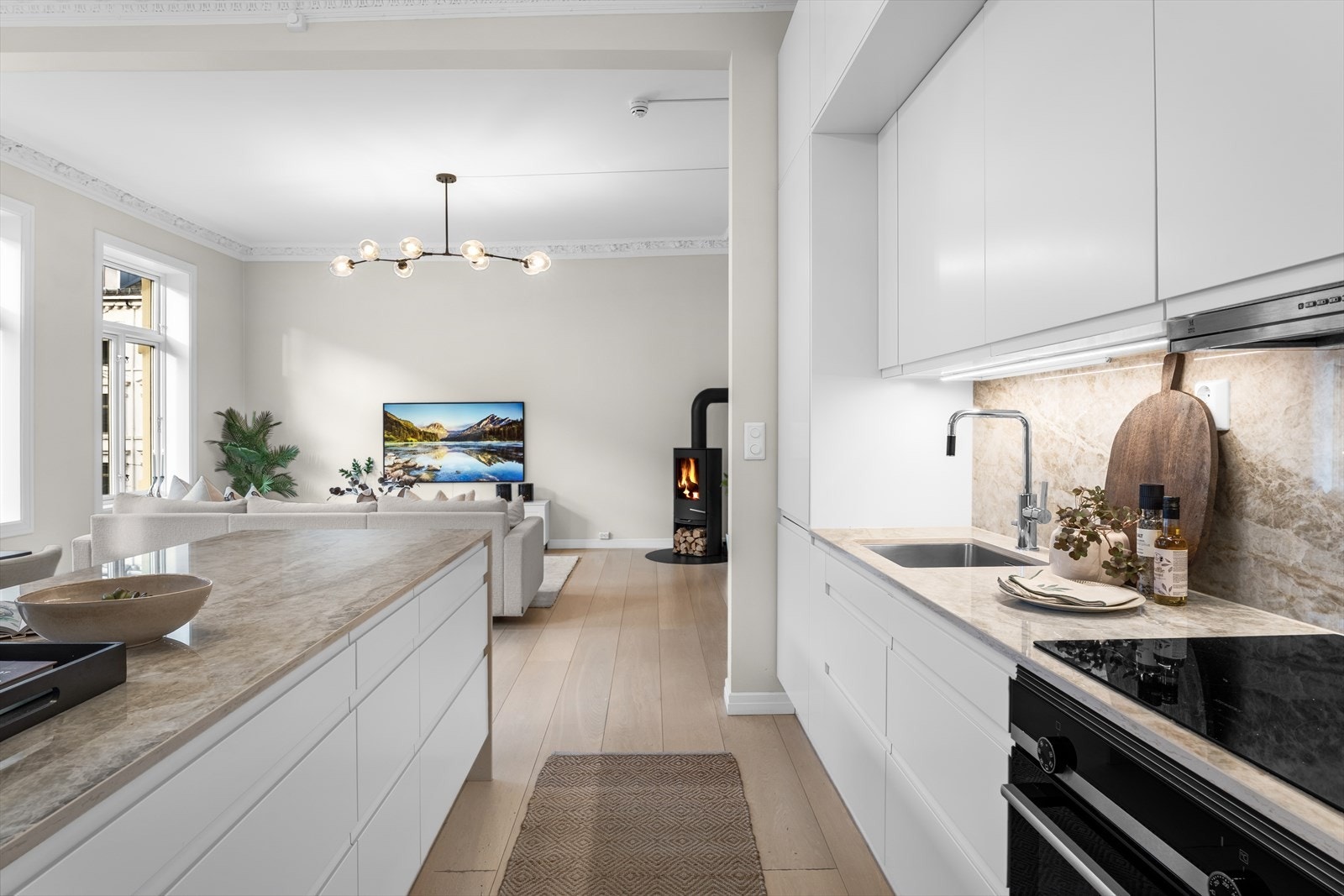 Underlimt oppvaskkum og Tapwell armatur med uttrekksfunksjon. Ny backsplash og belysning under overskap i 2023. Galleribilde