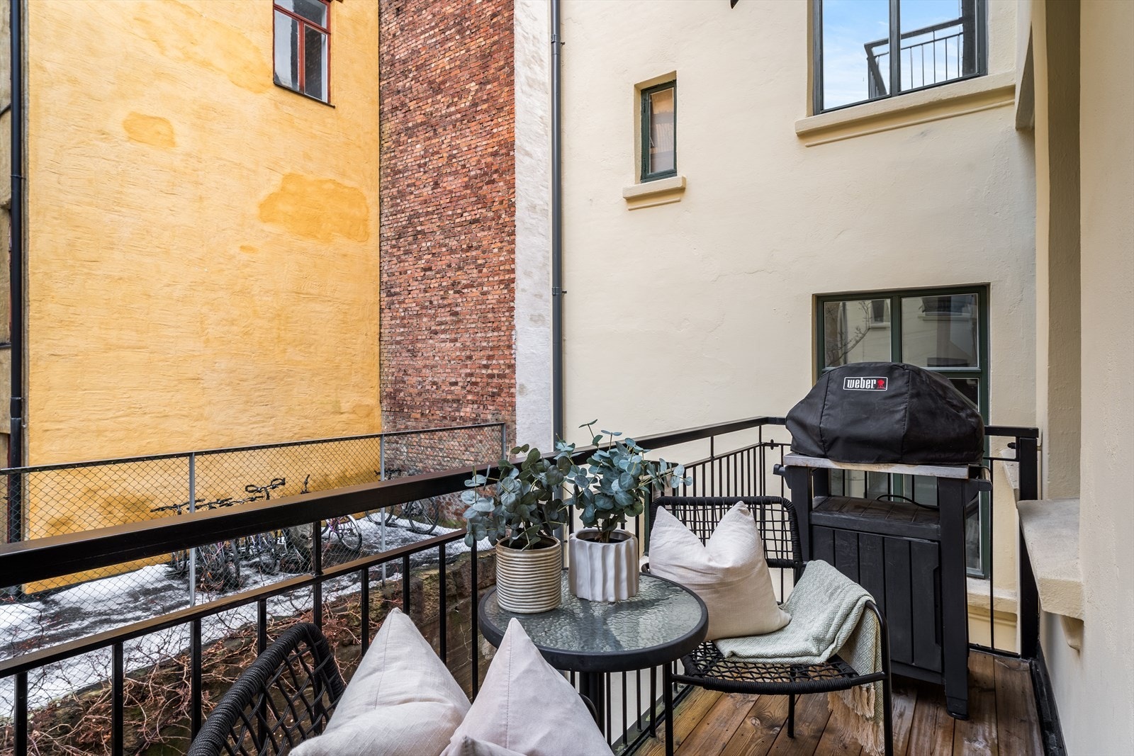 Balkongen har strømuttak på vegg og plass til utemøbler og grill. Galleribilde