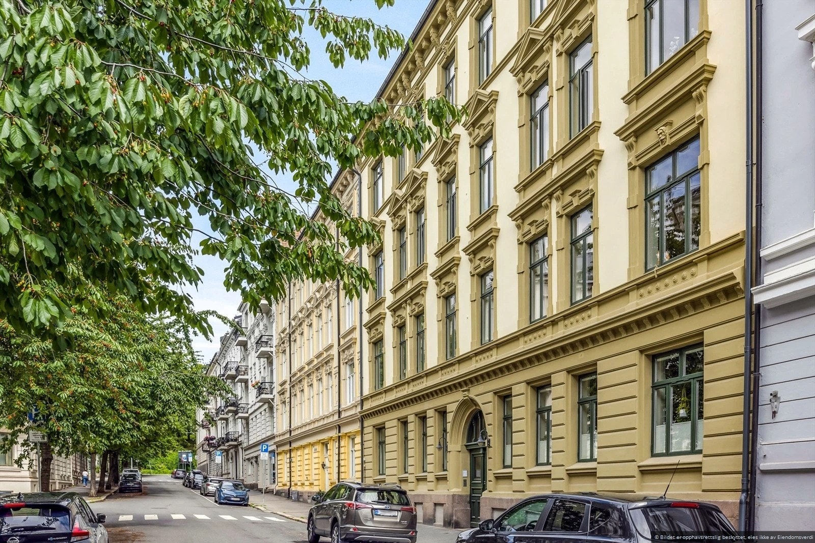 Flott og velholdt klassisk bygård på fra 1898. Frydenlundgata går fra Dalsbergstien til Ullevålsveien. Åpent Bakeri ligger nederst i gata og St. Hanshaugen park ligger øverst i gata. Galleribilde