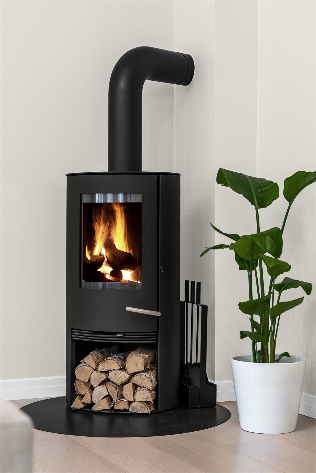 Effektiv vedovn med glassdør fra ThermaTech som gir god atmosfære og varme. Galleribilde