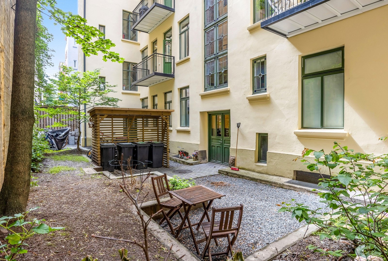 Pent opparbeidet bakgård med søppelskur, sykkelparkering, sittegruppe og beplantning. Det er adkomst til kjelleren via bakgården. Lys, tørr og ventilert kjeller med avfukter system som ble installert i 2023. Galleribilde