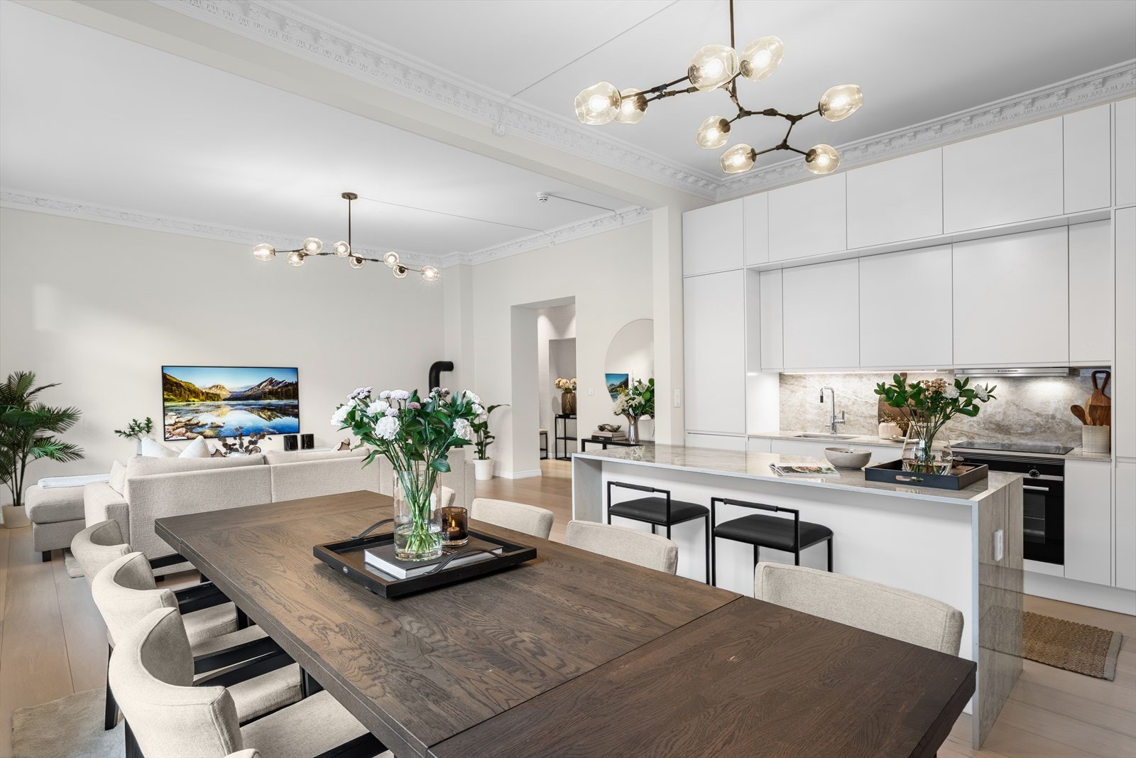 Stort og sosialt oppholdsrom på ca. 43 m² med takhøyde på 3,25m. Taklamper kan medfølge etter nærmere avtale. Galleribilde