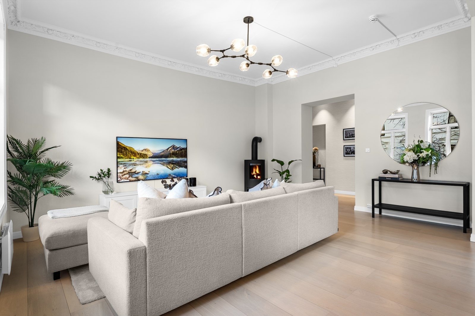 Leiligheten har gode lysforhold og en herlig romfølelse. God plass til avlastningsbord, skjenk eller vitrineskap. Galleribilde