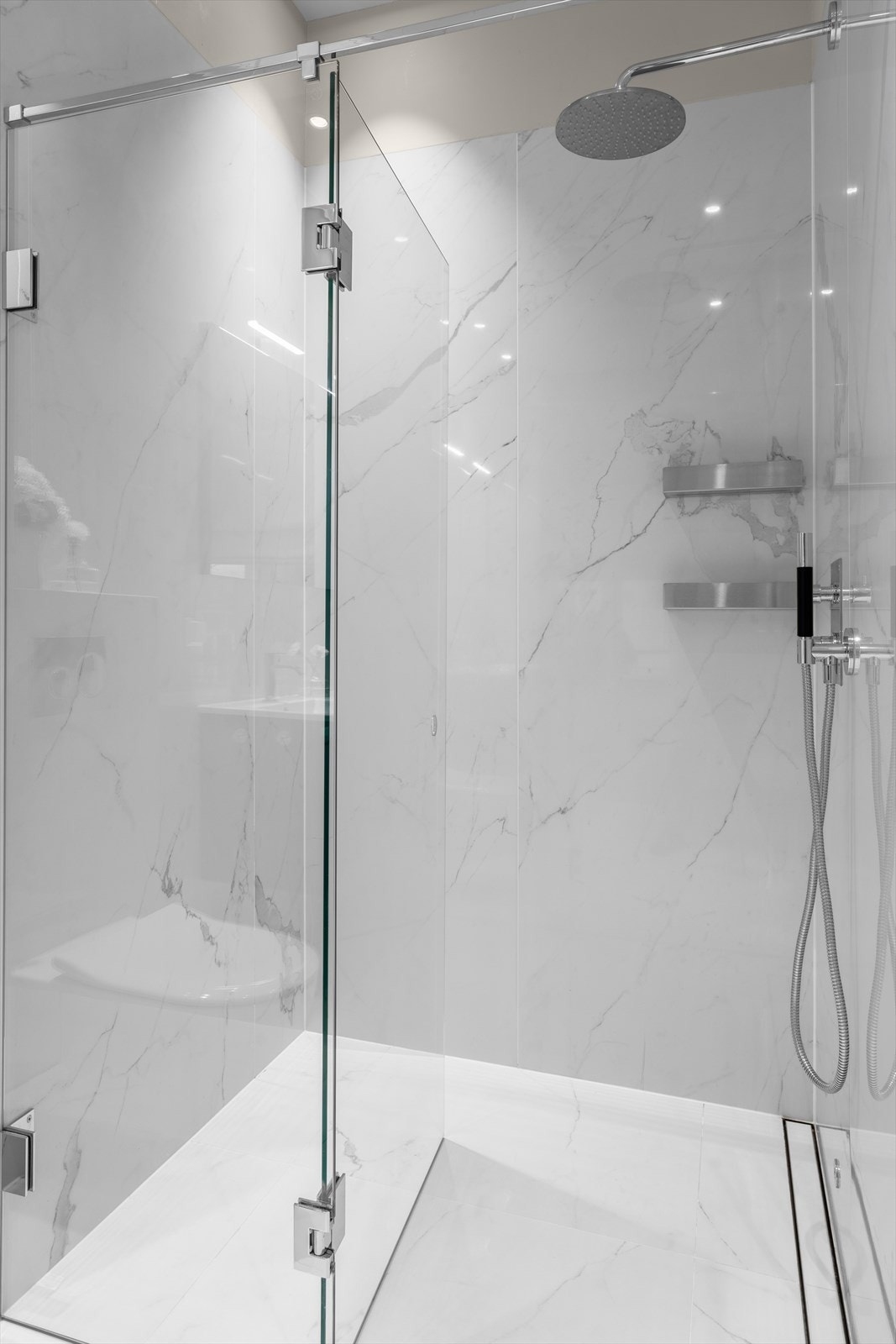 Stor og deilig dusjnisje med glassdør, tile-insert linjesluk og innebygget regndusj og hånddusj fra Tapwell. Galleribilde