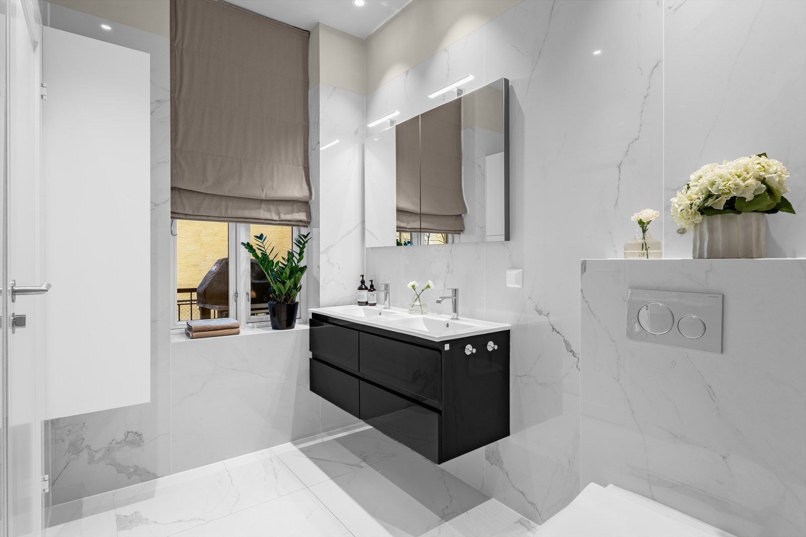 Vindu, høyskap, dobbel servant med Tapwell armatur og vegghengt wc. Lystette liftgardiner kan medfølge etter nærmere avtale. Galleribilde