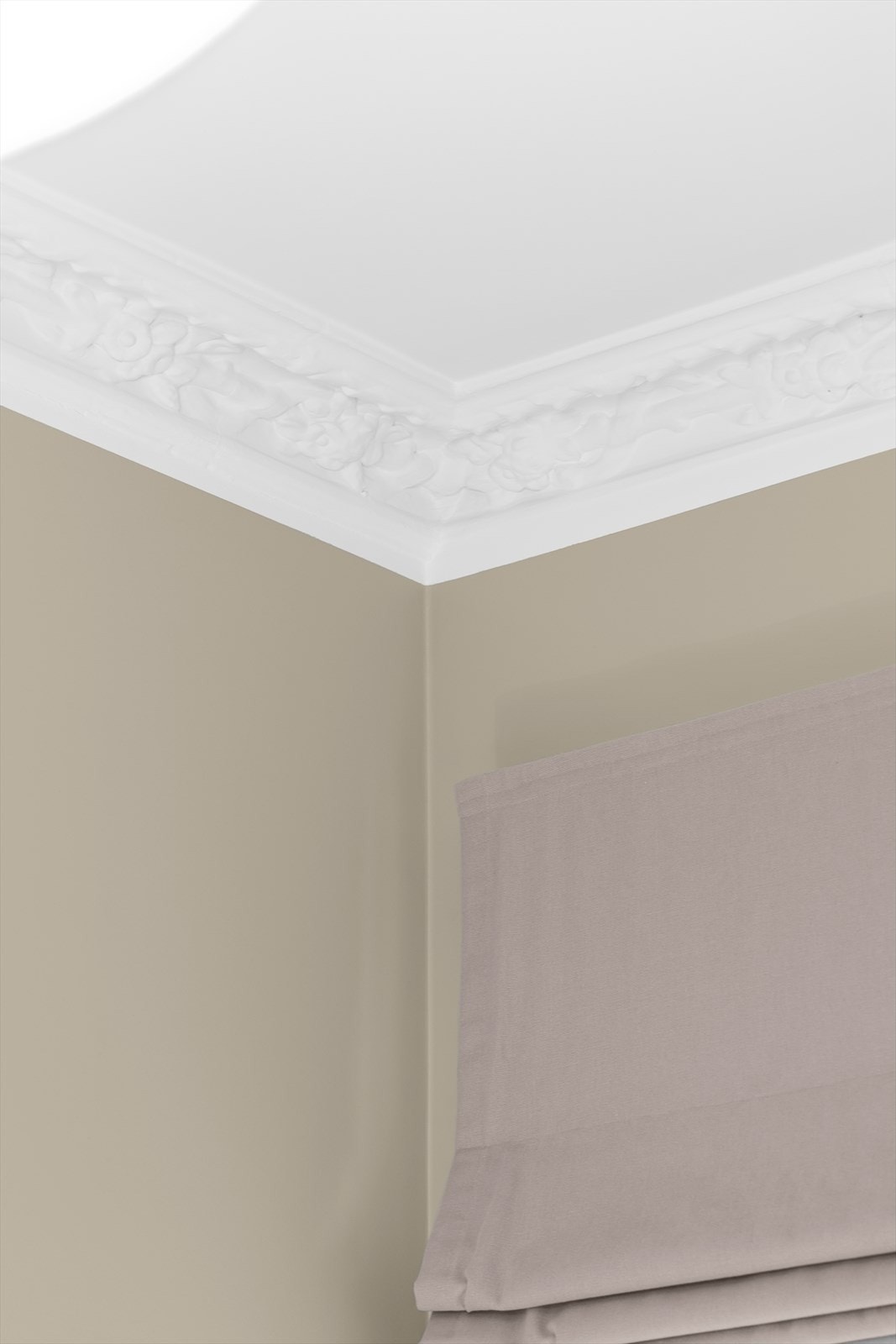 Original stukkatur på hovedsoverommet. Lystette liftgardiner kan medfølge etter nærmere avtale. Galleribilde