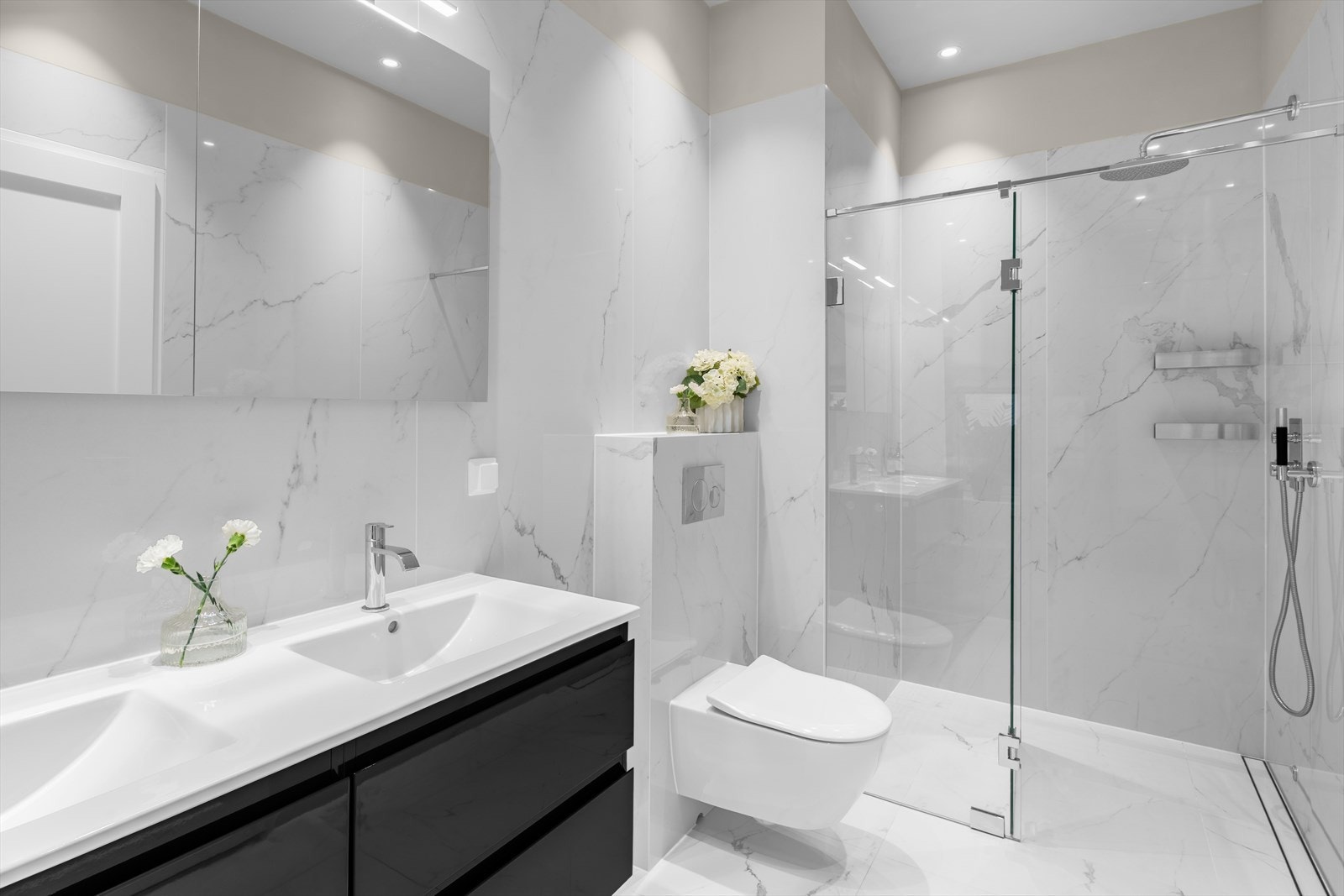 Stort og delikat flislagt bad renovert i 2019 med påkostede fliser fra Norfloor Timeless-serien (Calacatta 80x240cm) på vegg og 80x80cm flis på gulv. Galleribilde