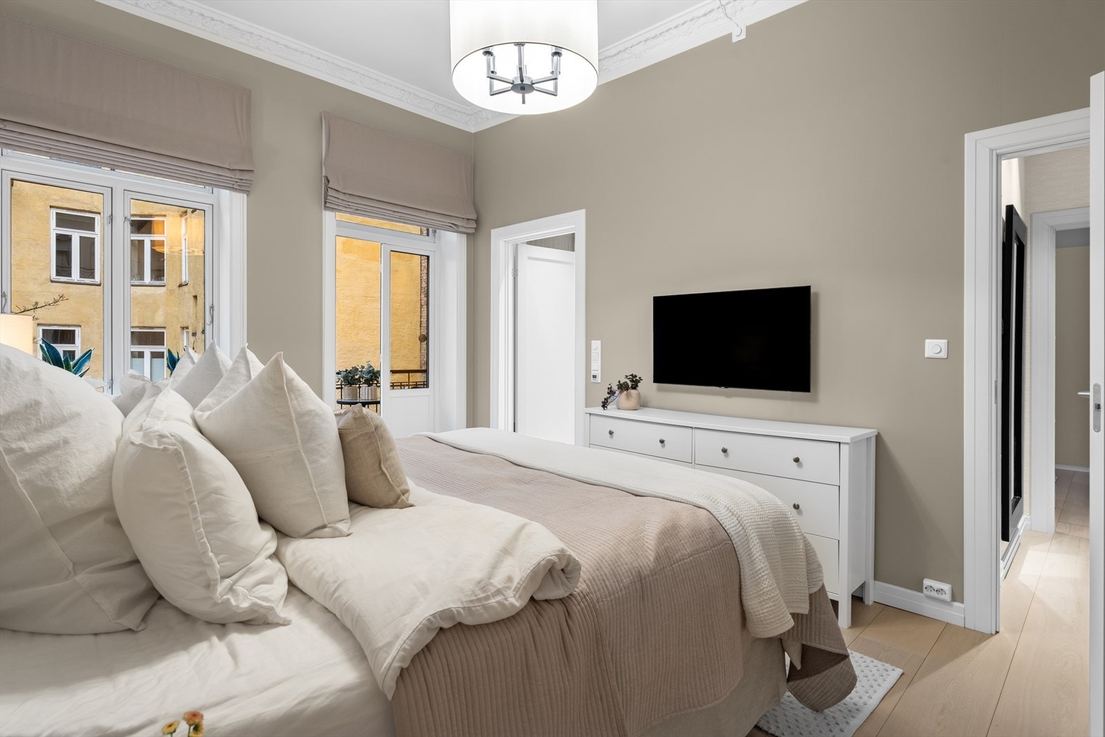 Svært god plass til dobbeltseng, nattbord, kommode og annet møblement. Galleribilde