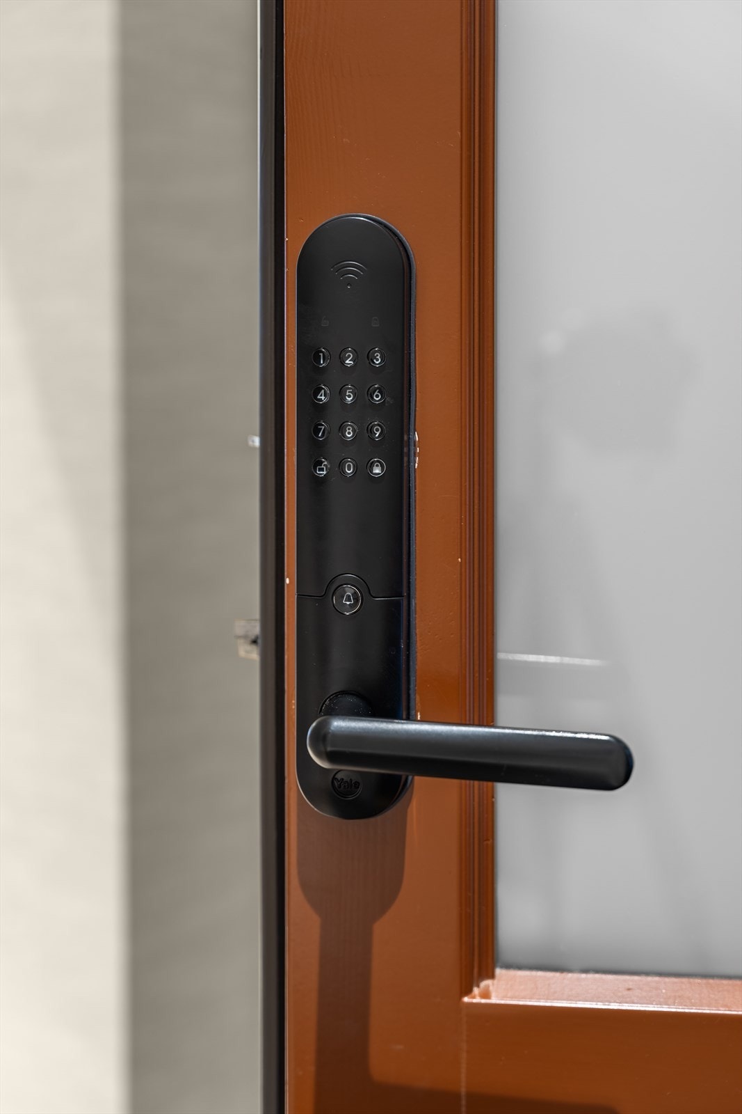 Brann- og lydklassifisert entrédør fra 2019 i klassisk stil med Yale Doorman L3S kodelås. Porttelefon med mulighet for nøkkelfri adkomst utenfra. Galleribilde