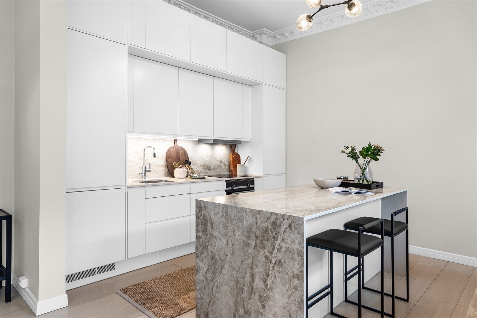 Stilrent Sigdal-kjøkken med kjøkkenøy. Integrert kombi kjøle- og fryseskap, oppvaskmaskin, induksjonsovn og stekeovn fra Siemens. Galleribilde