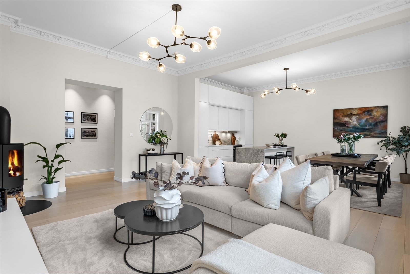 Stor klassisk 4-roms andelsleilighet i et bygg som ble totalrenovert i 2019. Hele leiligheten ble renovert i 2019 og overflateoppusset i 2023. Galleribilde