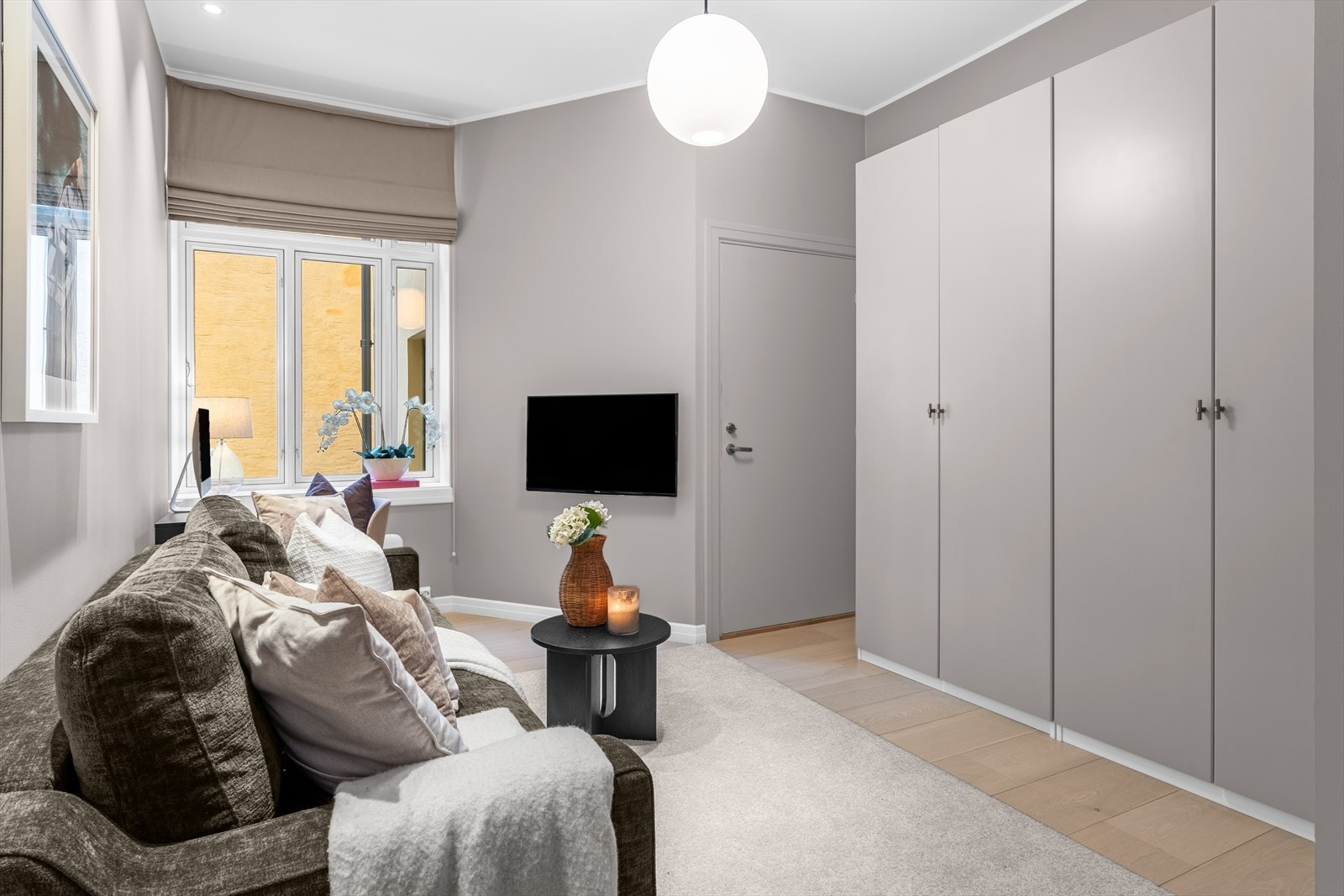 Soverom nr. 2 er ca. 13,5 m² og innredet som en ekstra stue/kontor/gjesterom. Dør til baktrapp med bod på 3 m² en halv etasje opp og tørr ventilert kjellerboder på 6 m². Galleribilde