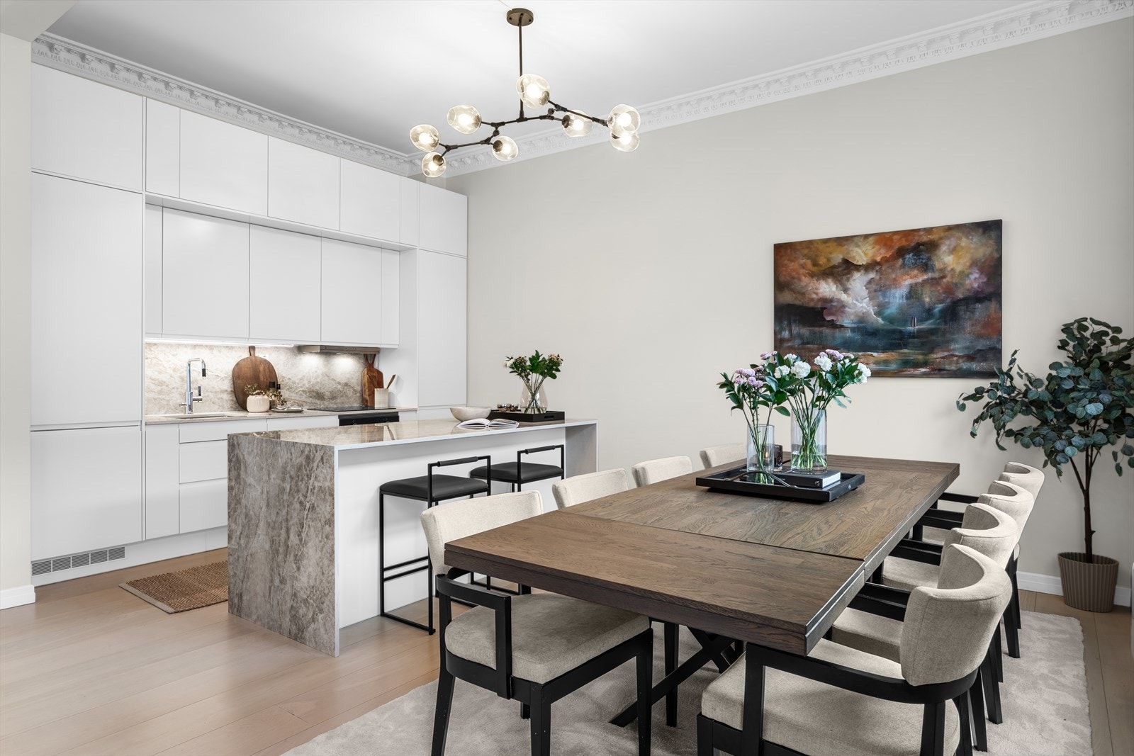 Fra kjøkkenet har du god kontakt med familien i hverdagen og middagsgjestene til fest. Barløsning på kjøkkenøyen. Galleribilde