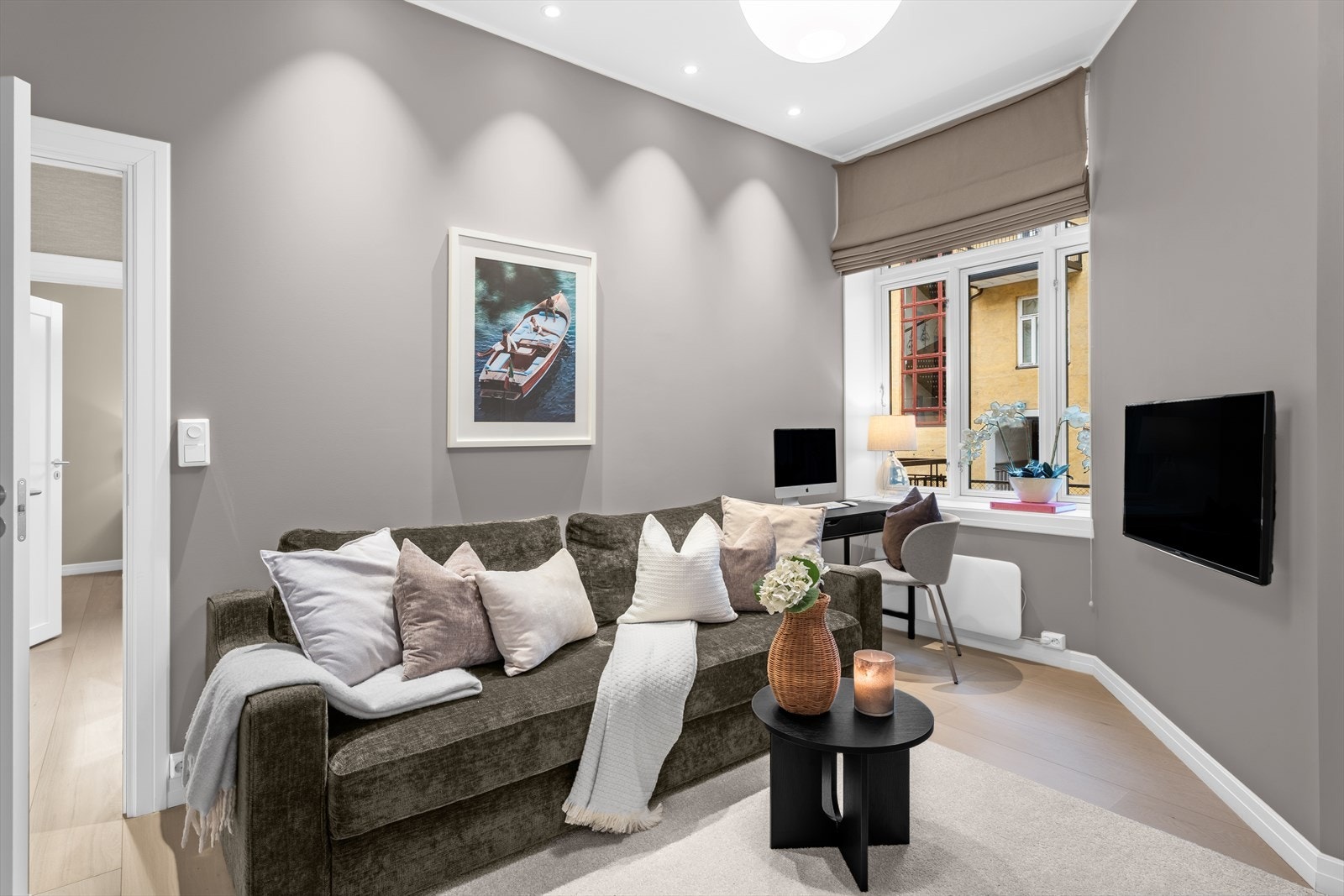 Rommet har i dag en sovesofa, men har også god plass til dobbeltseng ved alternativ innredning. Lystett liftgardin kan medfølge etter nærmere avtale. Galleribilde