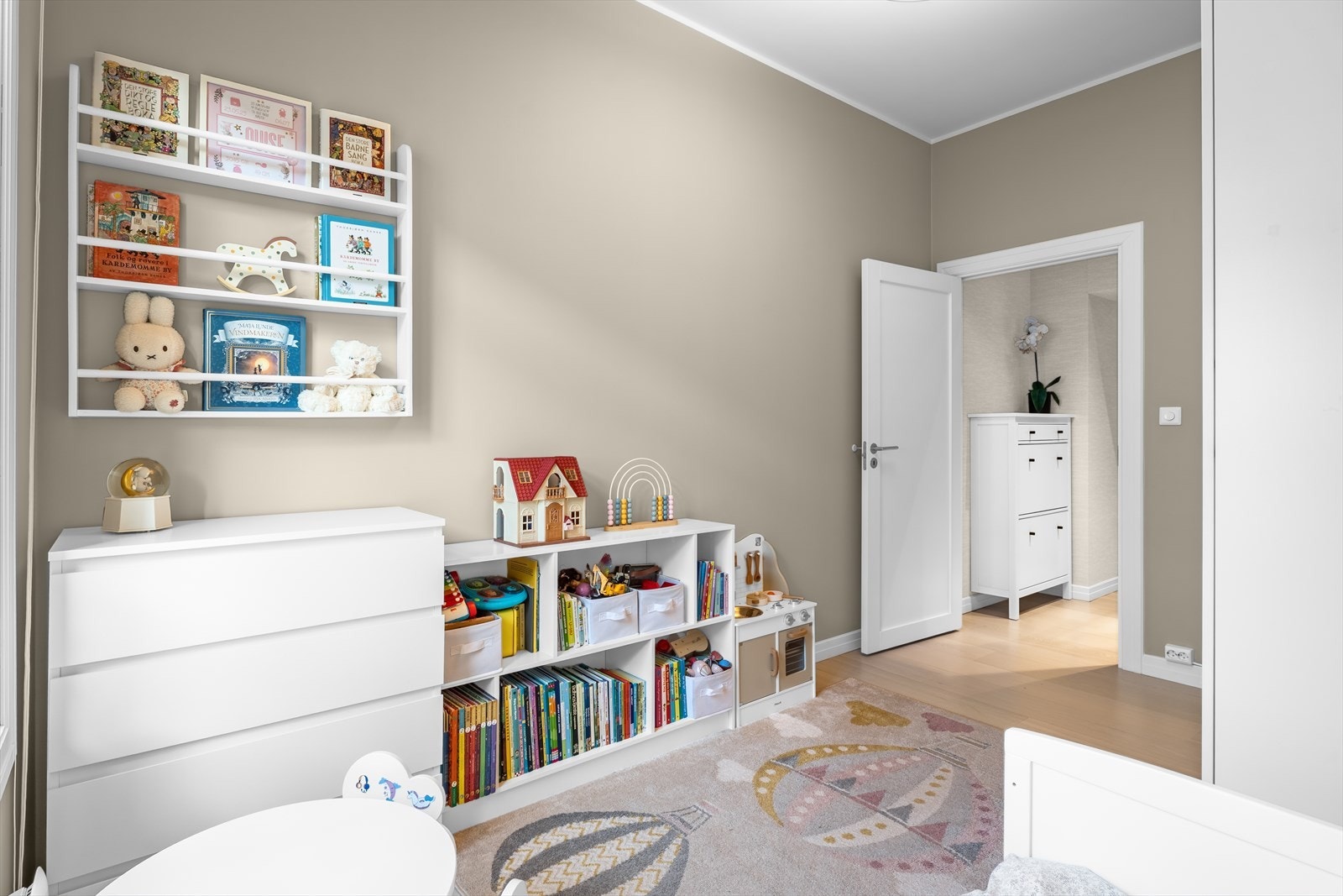 Rommet egner seg svært godt som barnerom/kontor eller gjesterom. Også dette soverommet er malt i Jotun Kalkgrå. Galleribilde