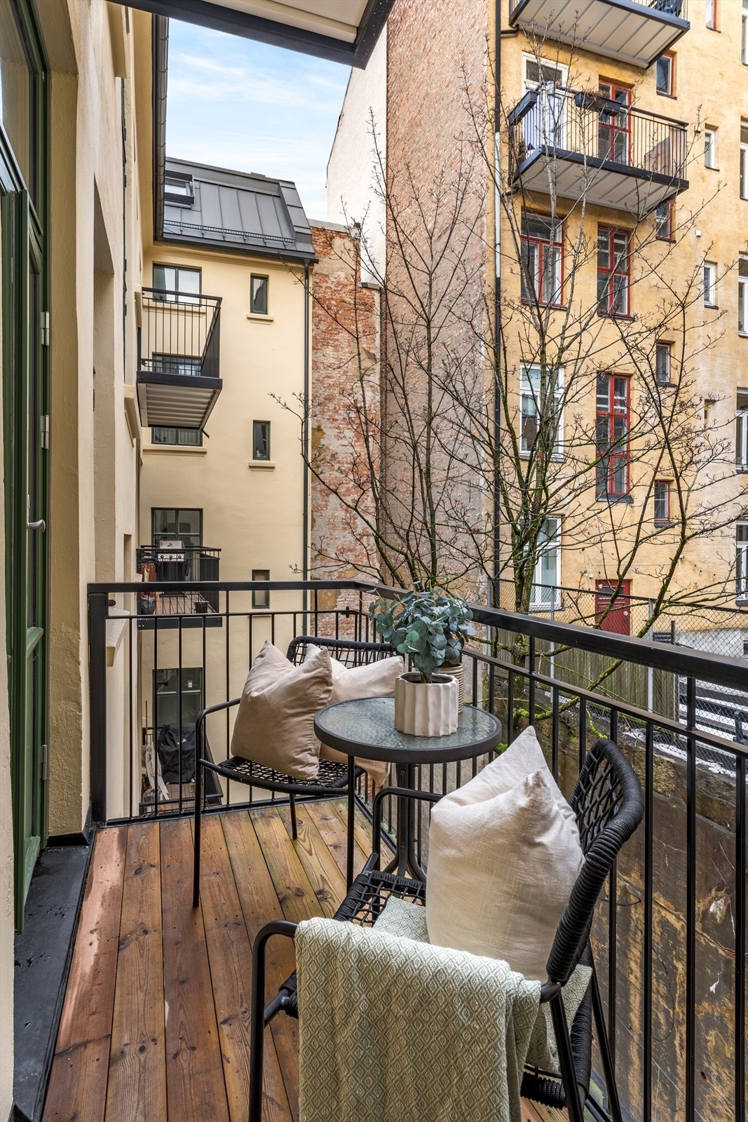 Overbygget balkong fra 2019 på ca. 4 m² vendt mot bakgården. Galleribilde