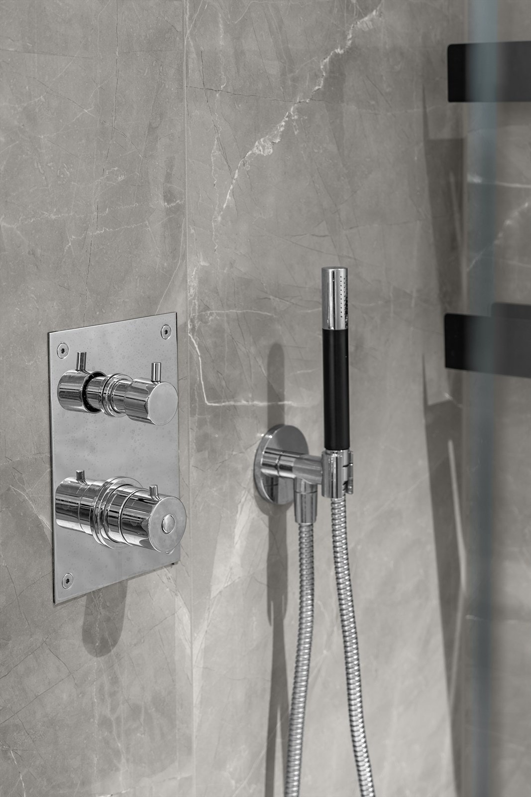 Innebygget takdusj og hånddusj fra Tapwell. Galleribilde