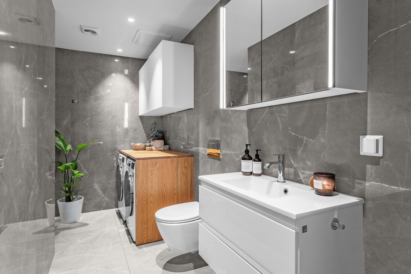 Stort og delikat flislagt bad renovert i 2019 med påkostede fliser fra Norfloor Timeless-serien (Calacatta 80x240cm) på vegg og 80x80cm flis på gulv. Galleribilde