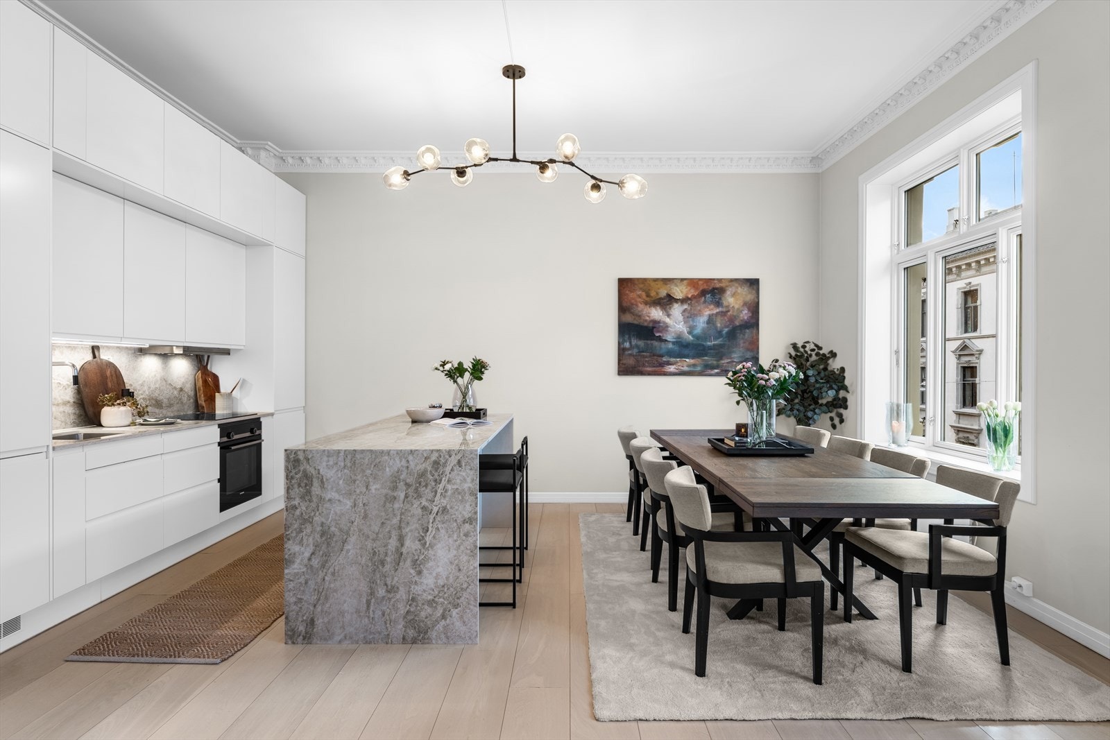 Kjøkkenøyen er det naturlige samlingspunktet i leiligheten. Ny eksklusiv og svært slitesterk keramisk benkeplate i 2023 av typen Dekton Taga med waterfall og gjerdet skjøt. Galleribilde