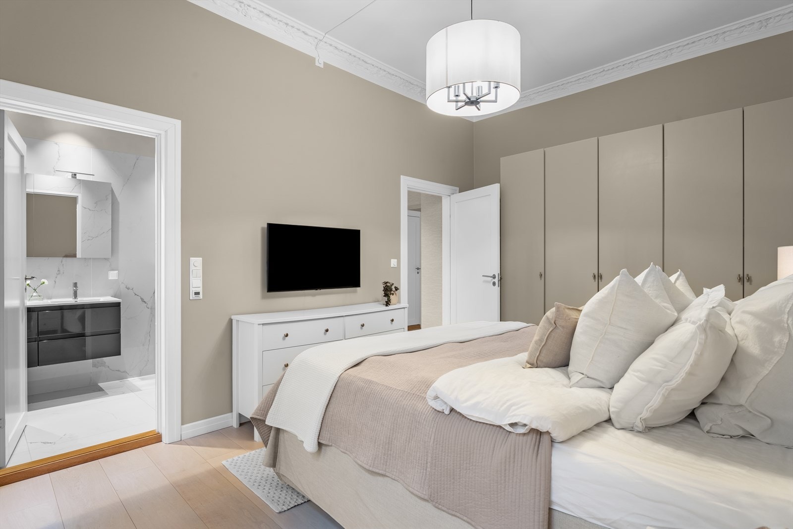 Stort garderobeskap på 2,5 meter med fronter lakkert i Jotun Kalkgrå, samme farge som veggen. Bak døren er det praktiske plassbygde hyller. Rommet har også direkte adkomst til eget bad. Galleribilde