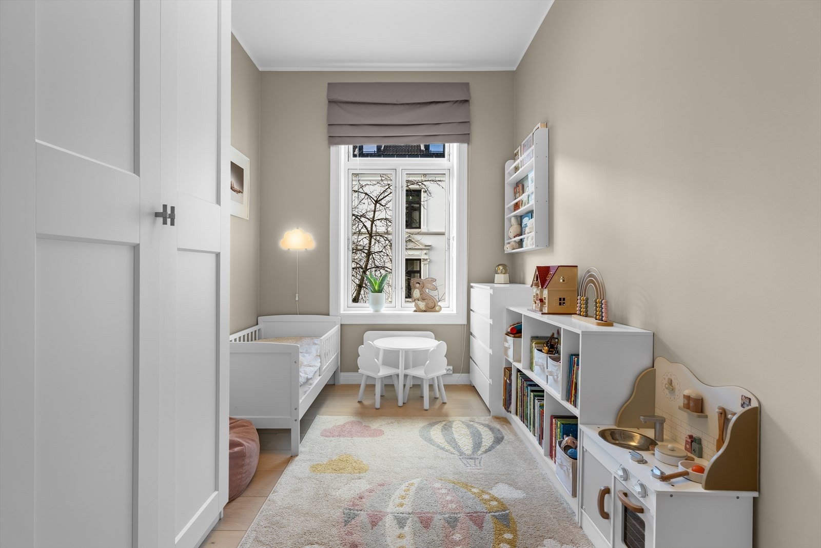 Soverom nr. 3 på ca. 9 m² med 2 meter garderobeskap (montert i 2023). Rommet er 2,40 meter bredt og har god plass til seng på tvers. Lystett liftgardin kan medfølge etter nærmere avtale. Galleribilde