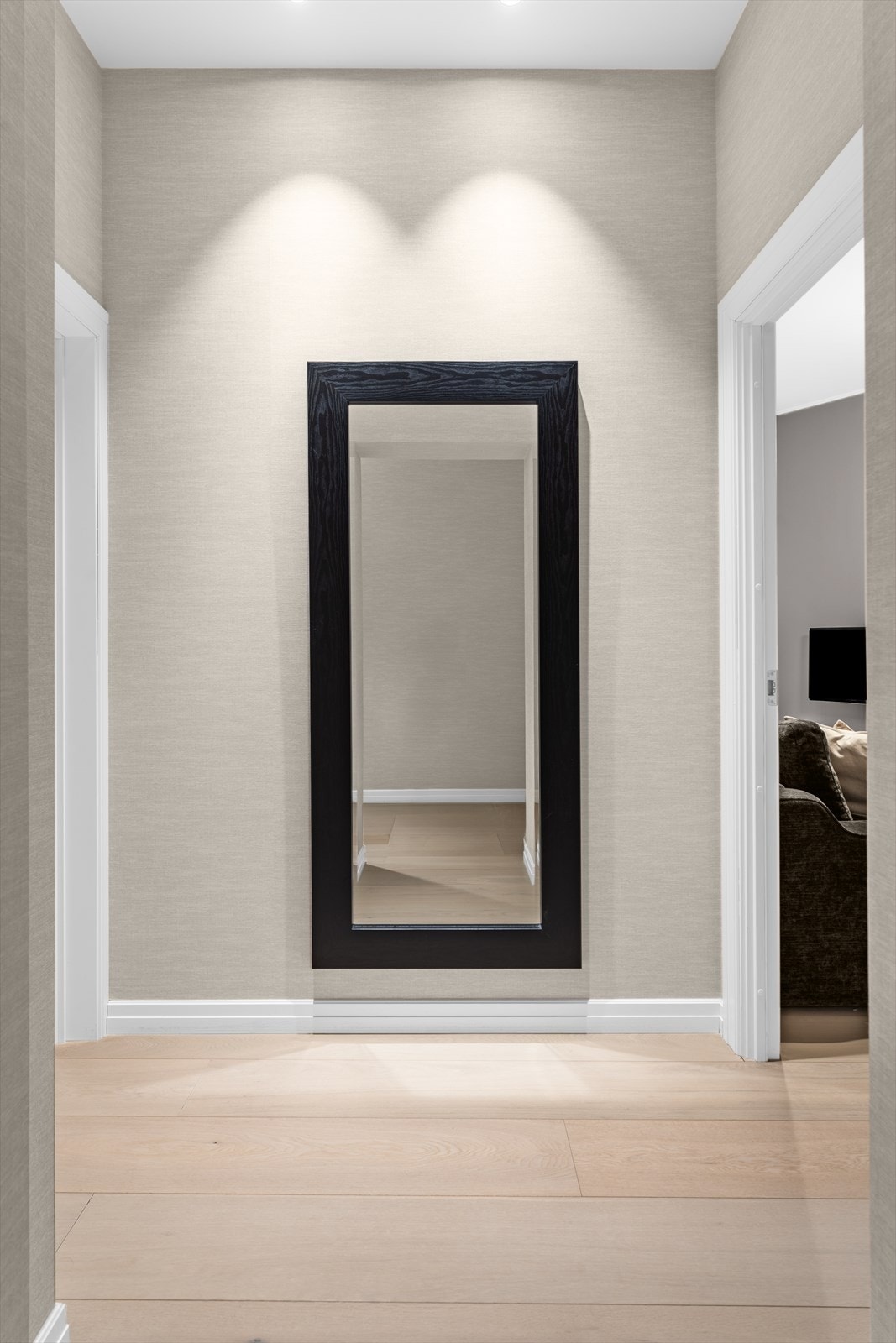 Mellomgang med adkomst til to soverom. Galleribilde