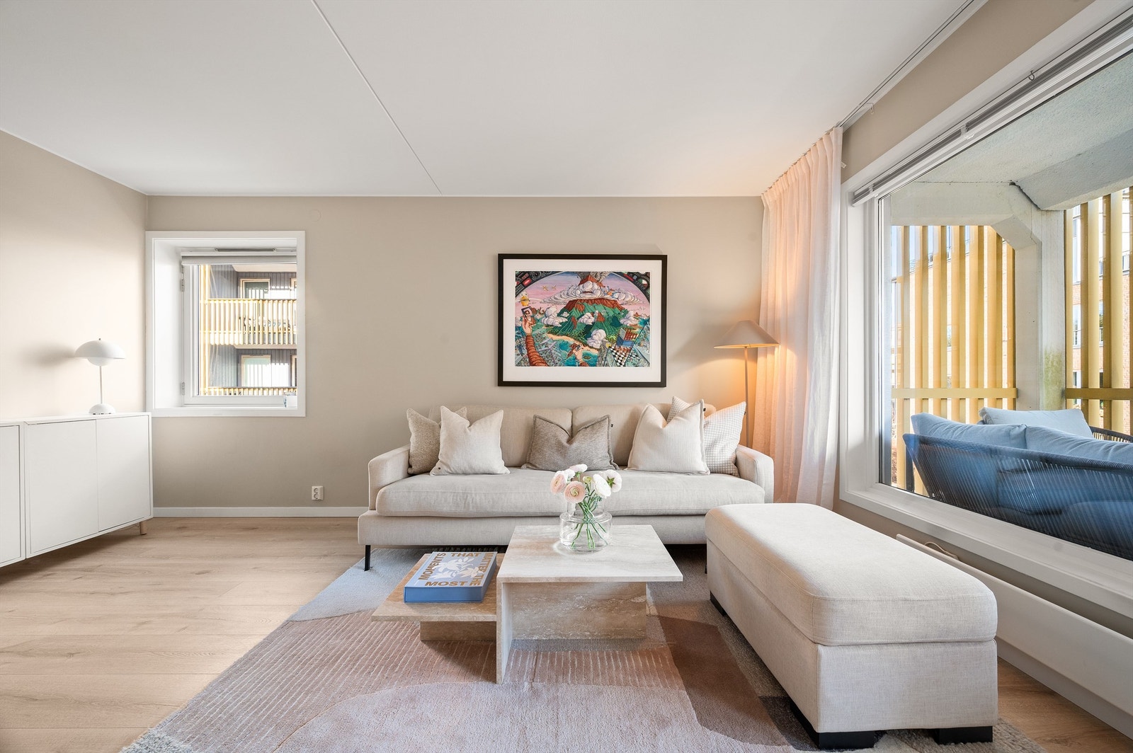 Som endeleilighet har boligen vinduer på flere vegger, noe som sikrer rikelig med naturlig lys. Galleribilde