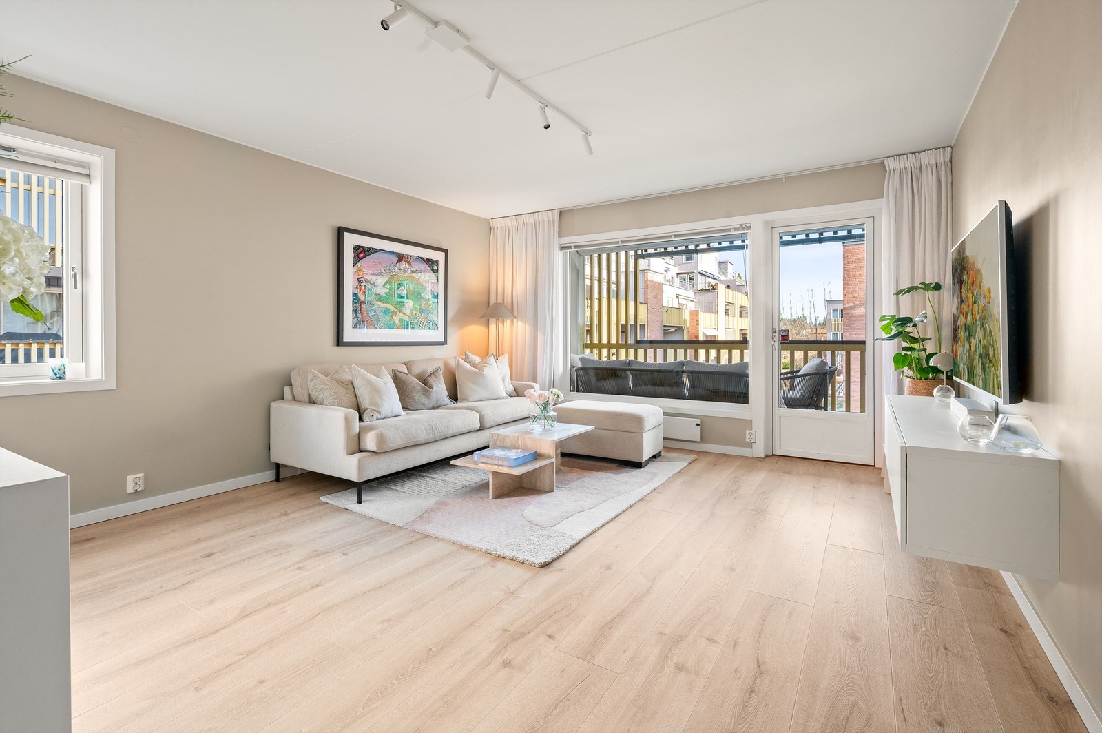 Gjennomgående laminatgulv og malte overflater gir et helhetlig og moderne inntrykk. Galleribilde