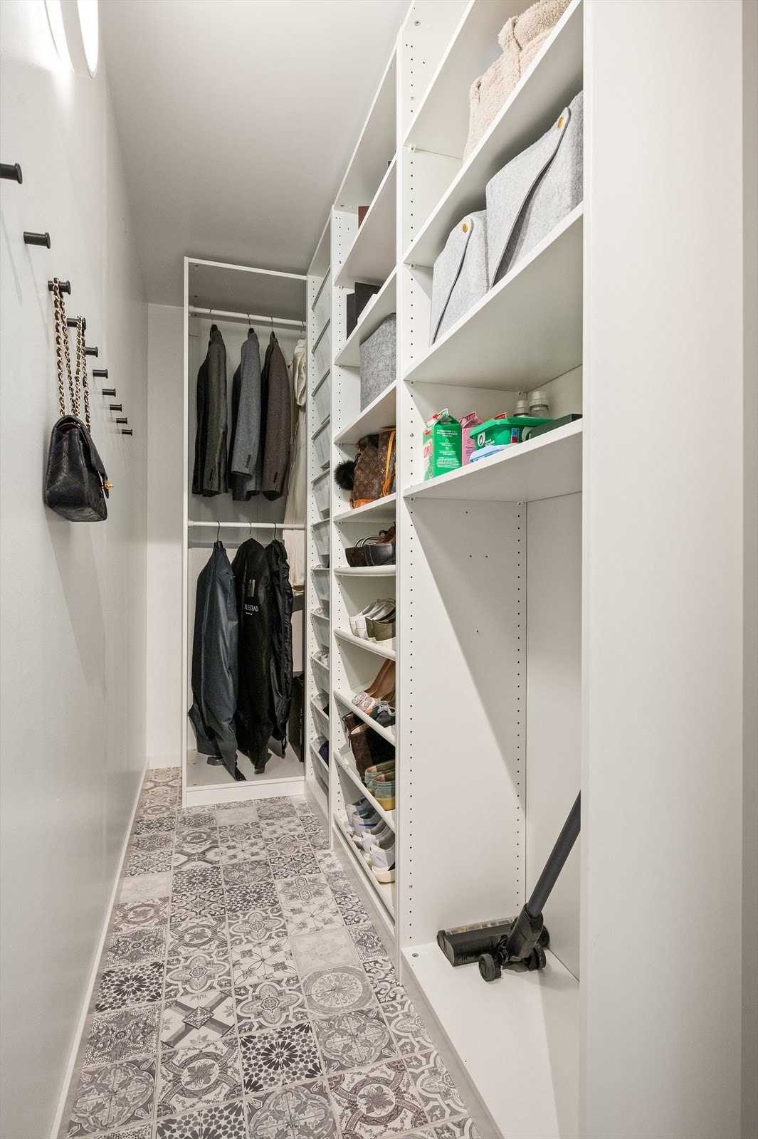 Leiligheten har en praktisk innvendig bod, i tillegg til en kjellerbod på ca. 5 m². Galleribilde