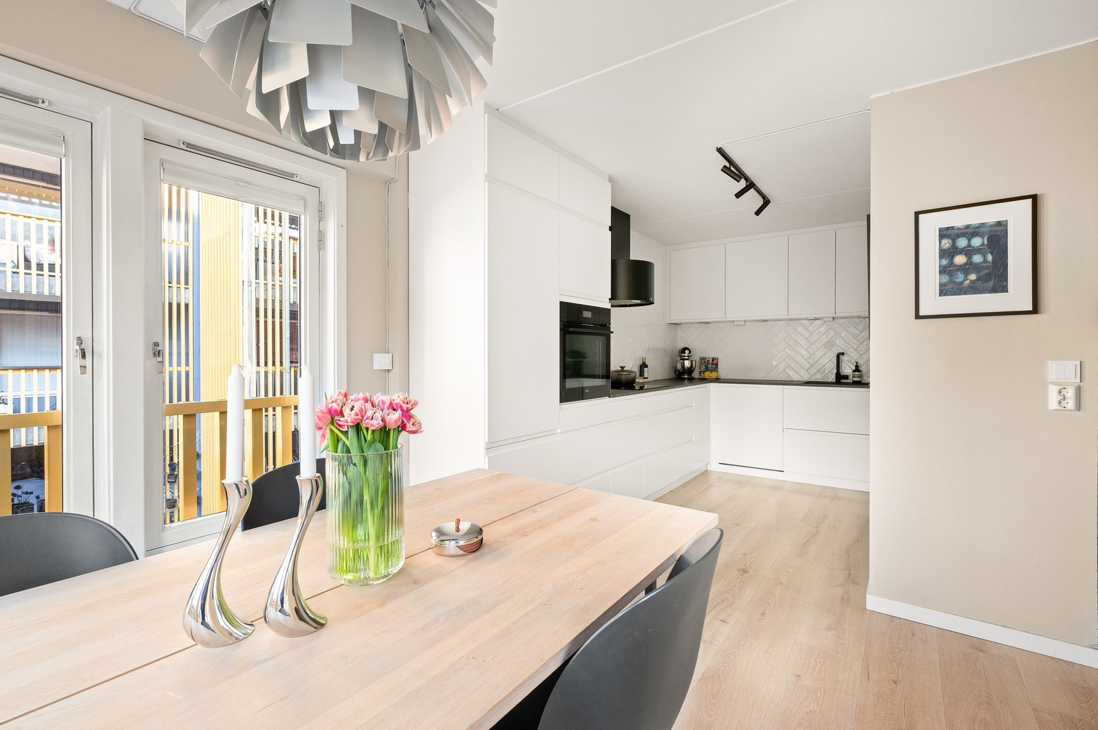 Moderne og funksjonelt Kvik-kjøkken fra 2021 med en smart L-formet innredning med glatte fronter. Galleribilde