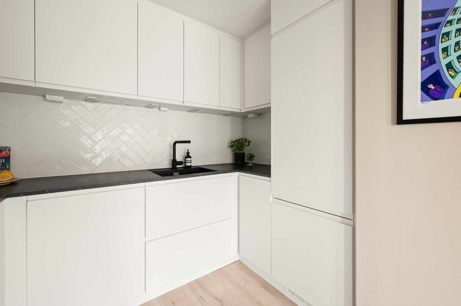 Innredningen har laminat benkeplate, nedfelt vaskekum og godt med skap- og benkeplass. Galleribilde