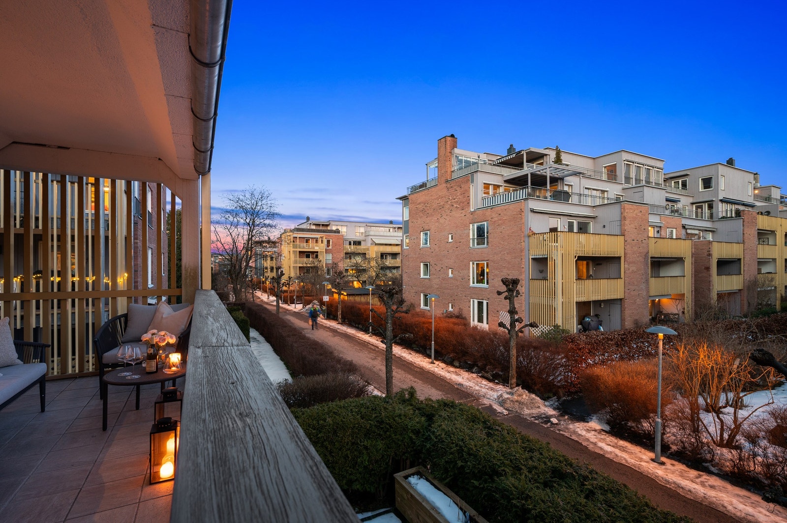 Utsyn over de velholdte og grønne fellesområdene i et rolig nabolag. Galleribilde