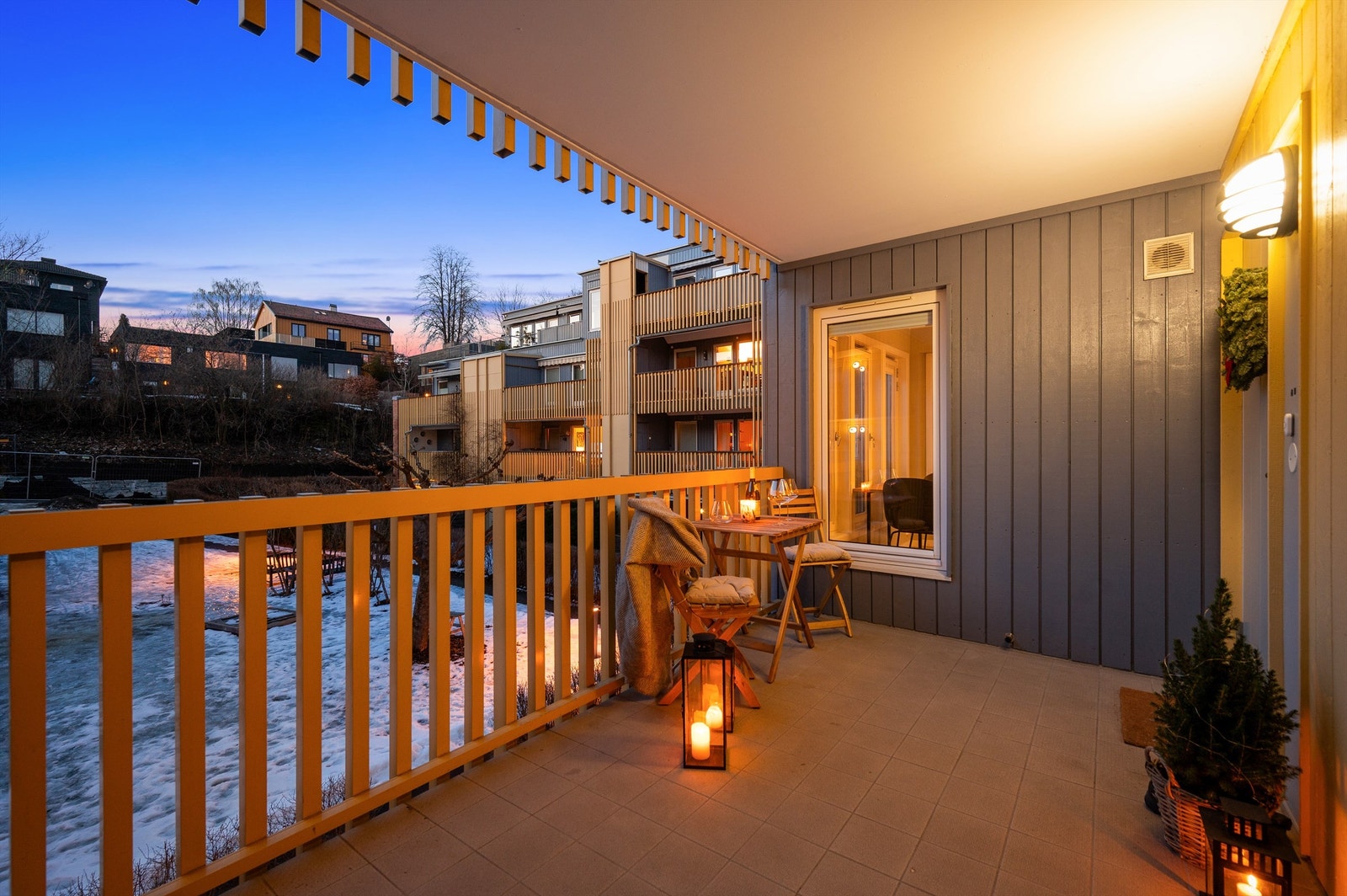 Svalgangen fungerer som en ekstra uteplass med gode solforhold på ettermiddagen. Galleribilde