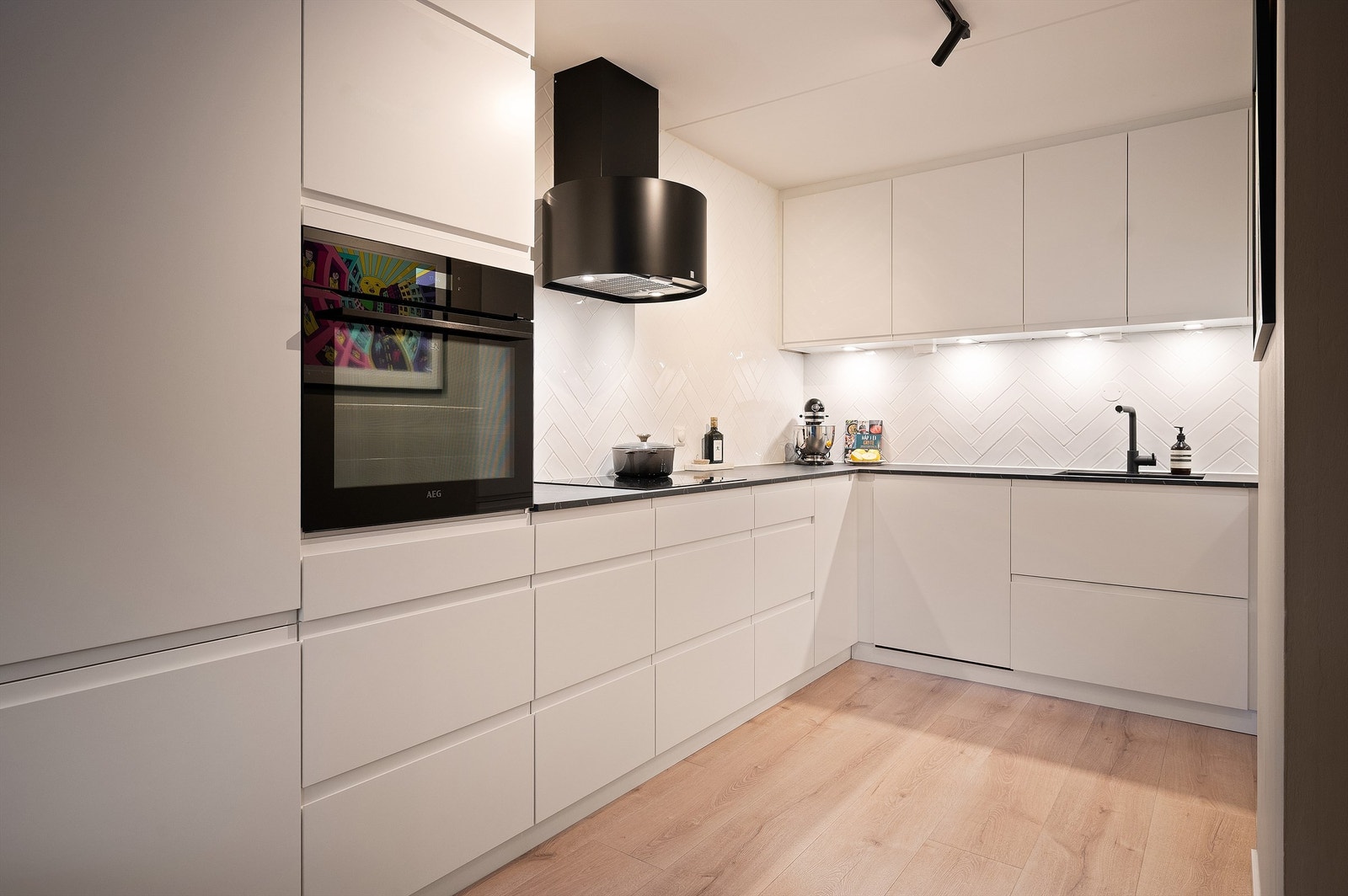 Kjøkkenet er utstyrt med induksjonstopp, komfyrvakt og ventilator med avtrekk ut. Galleribilde