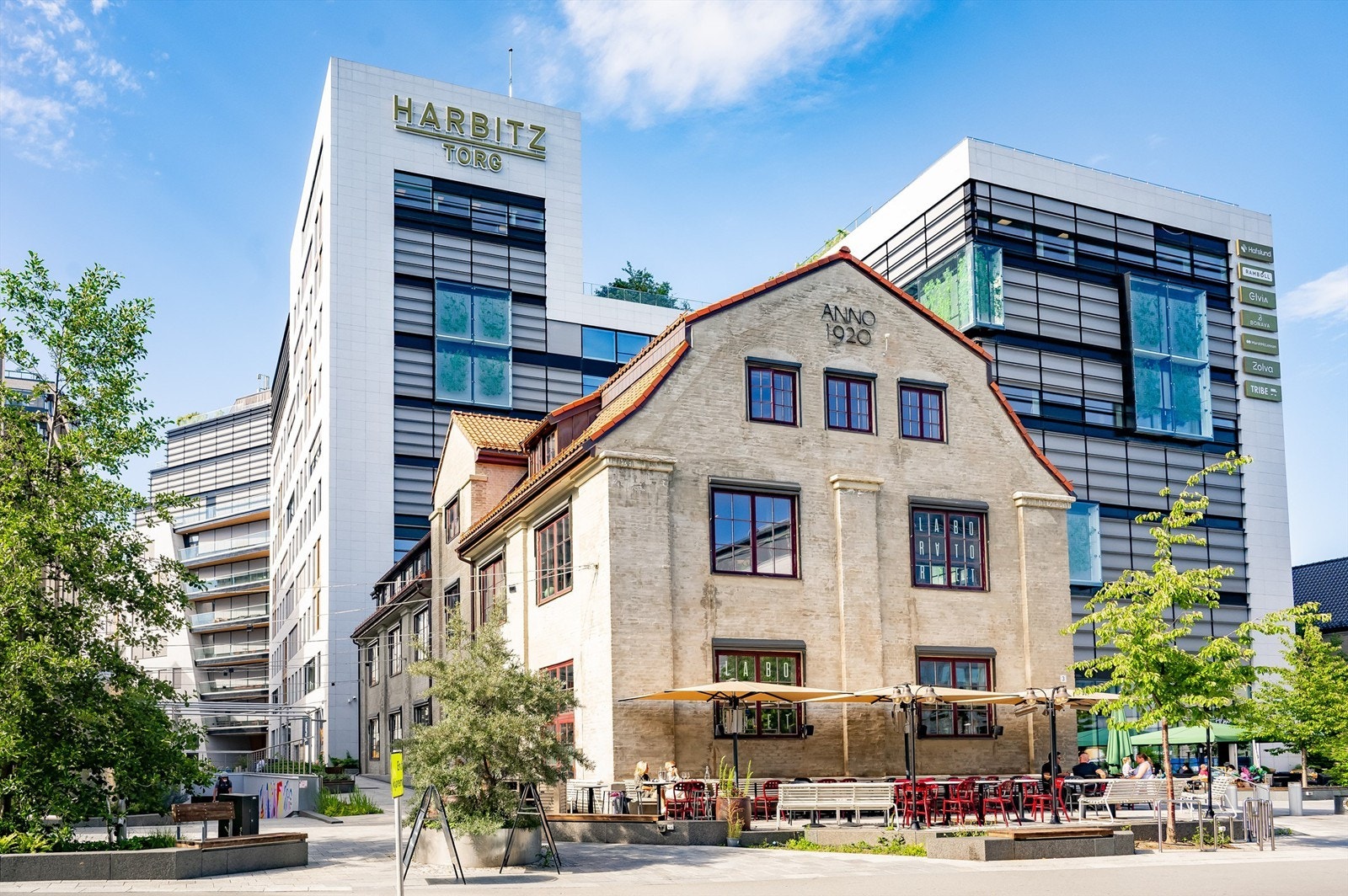 De daglige innkjøpene gjøres enkelt på Harbitz Torg, som ligger en kort spasertur fra leiligheten. Galleribilde