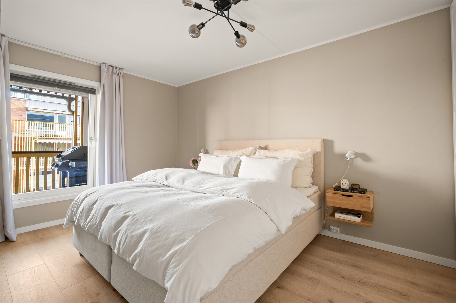 Hovedsoverommet er romslig og kan enkelt innredes med dobbeltseng og tilhørende møblement. Galleribilde