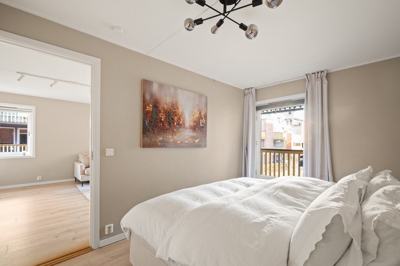 Lyse, malte overflater gir et godt utgangspunkt for personlig innredning. Galleribilde