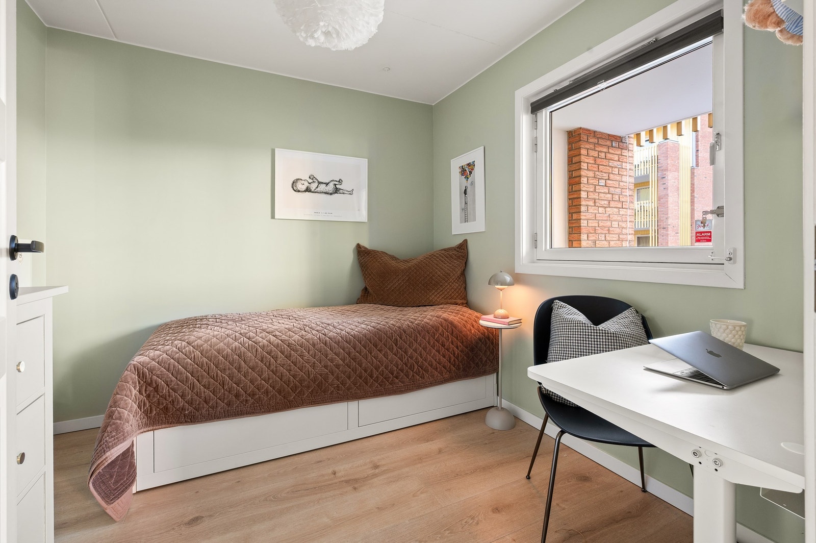 Det andre soverommet egner seg godt som barnerom, gjesterom eller hjemmekontor. Galleribilde