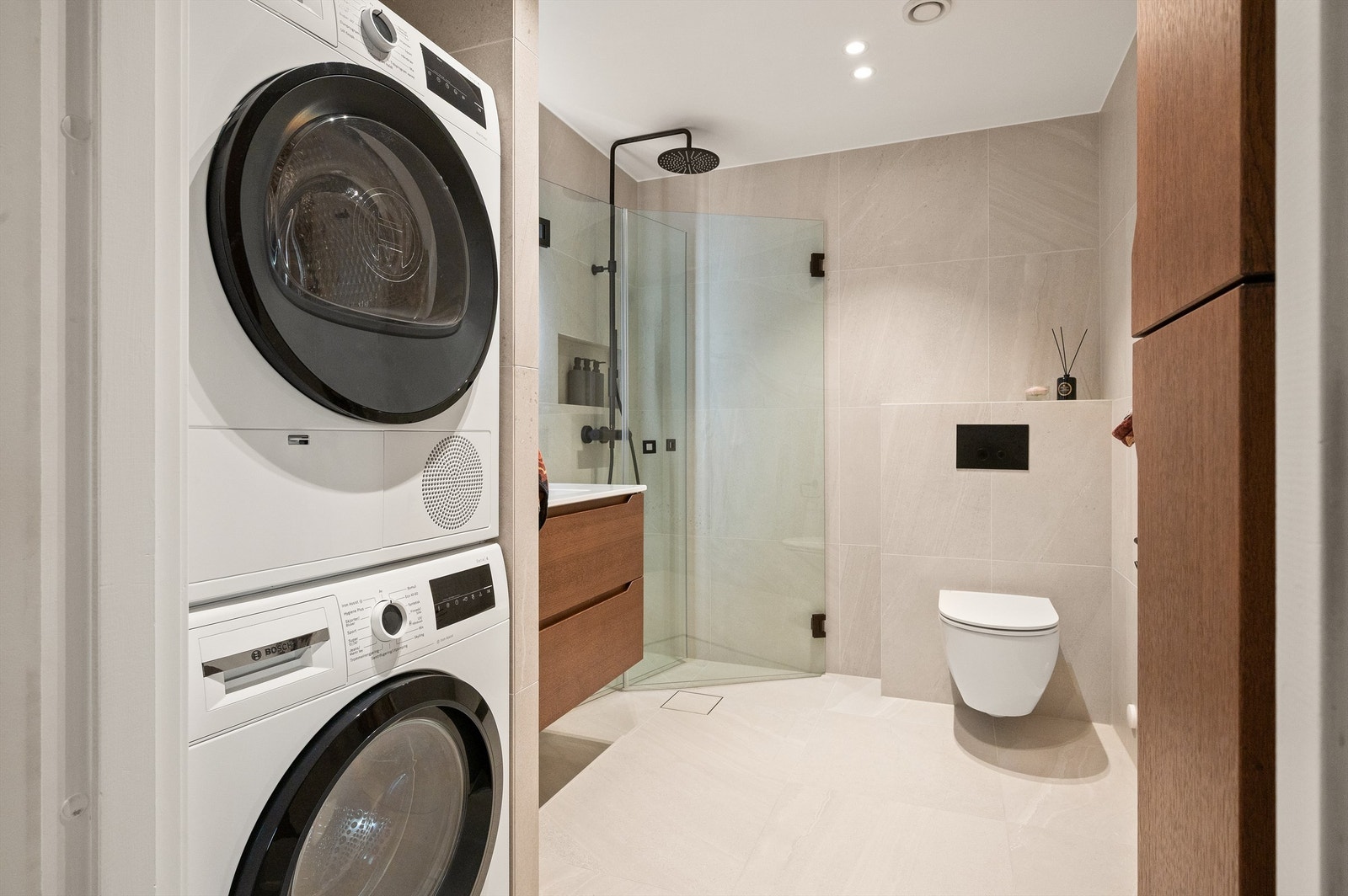 Her er det vegghengt klosett, dusjhjørne med svingbare glassdører og opplegg for vaskesøyle. Galleribilde