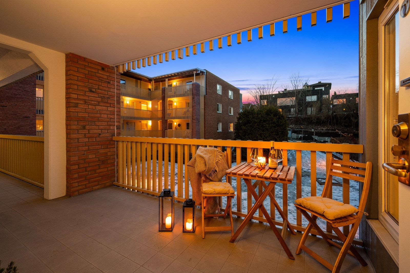 Det er enkel adkomst til leiligheten via heis og en bred svalgang. Galleribilde