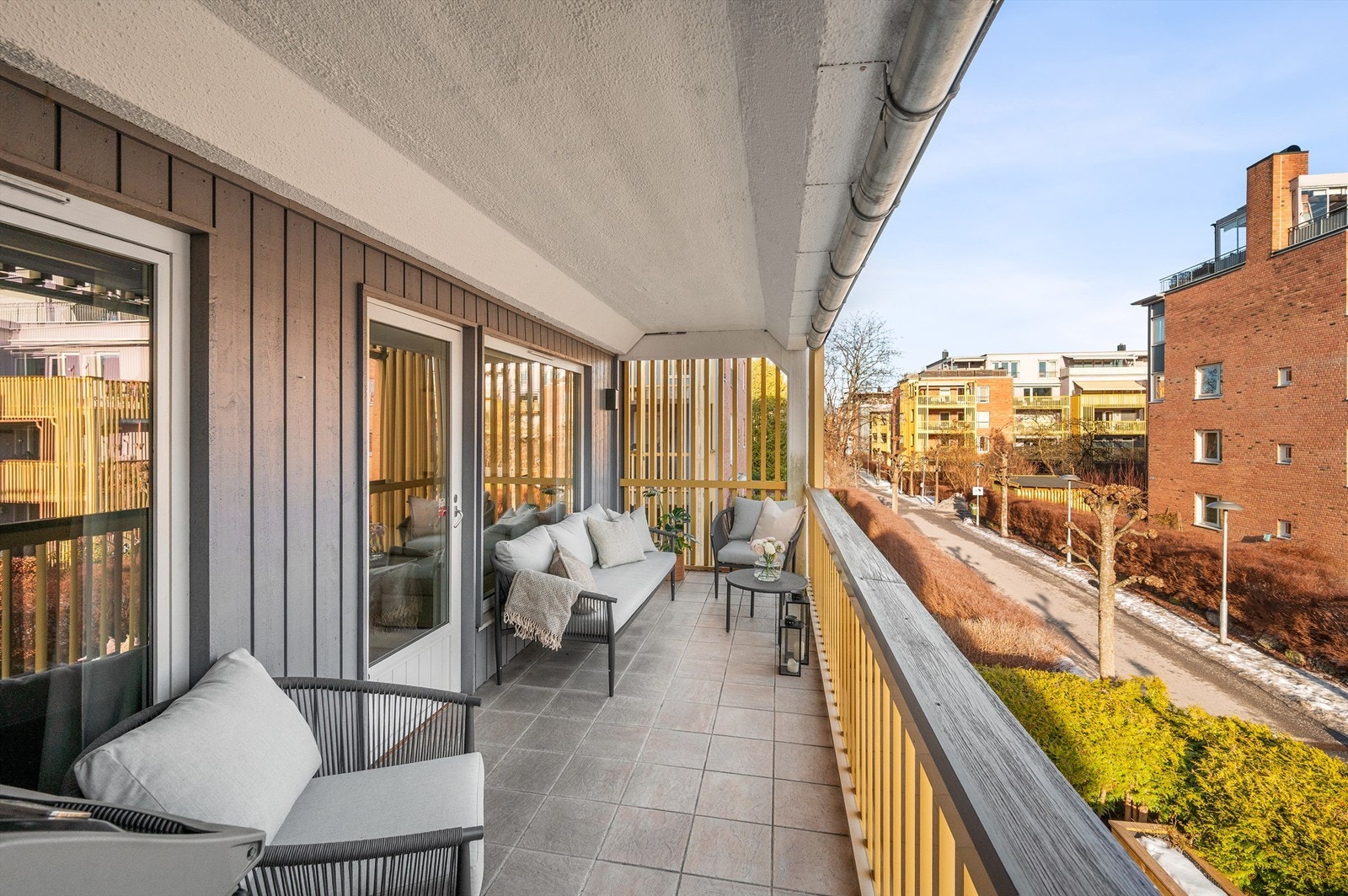 Balkongen har flislagt gulv og god plass til både sittegruppe og grill. Galleribilde