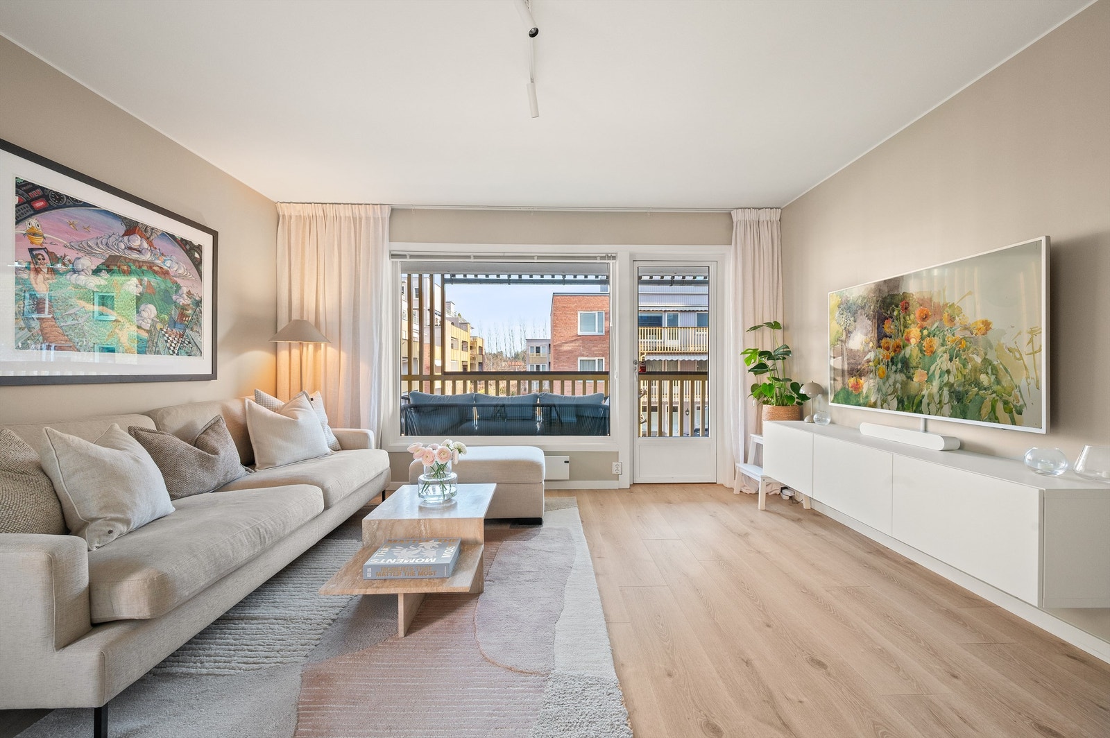 Fra stuen er det direkte utgang til den store, sydøstvendte balkongen. Galleribilde