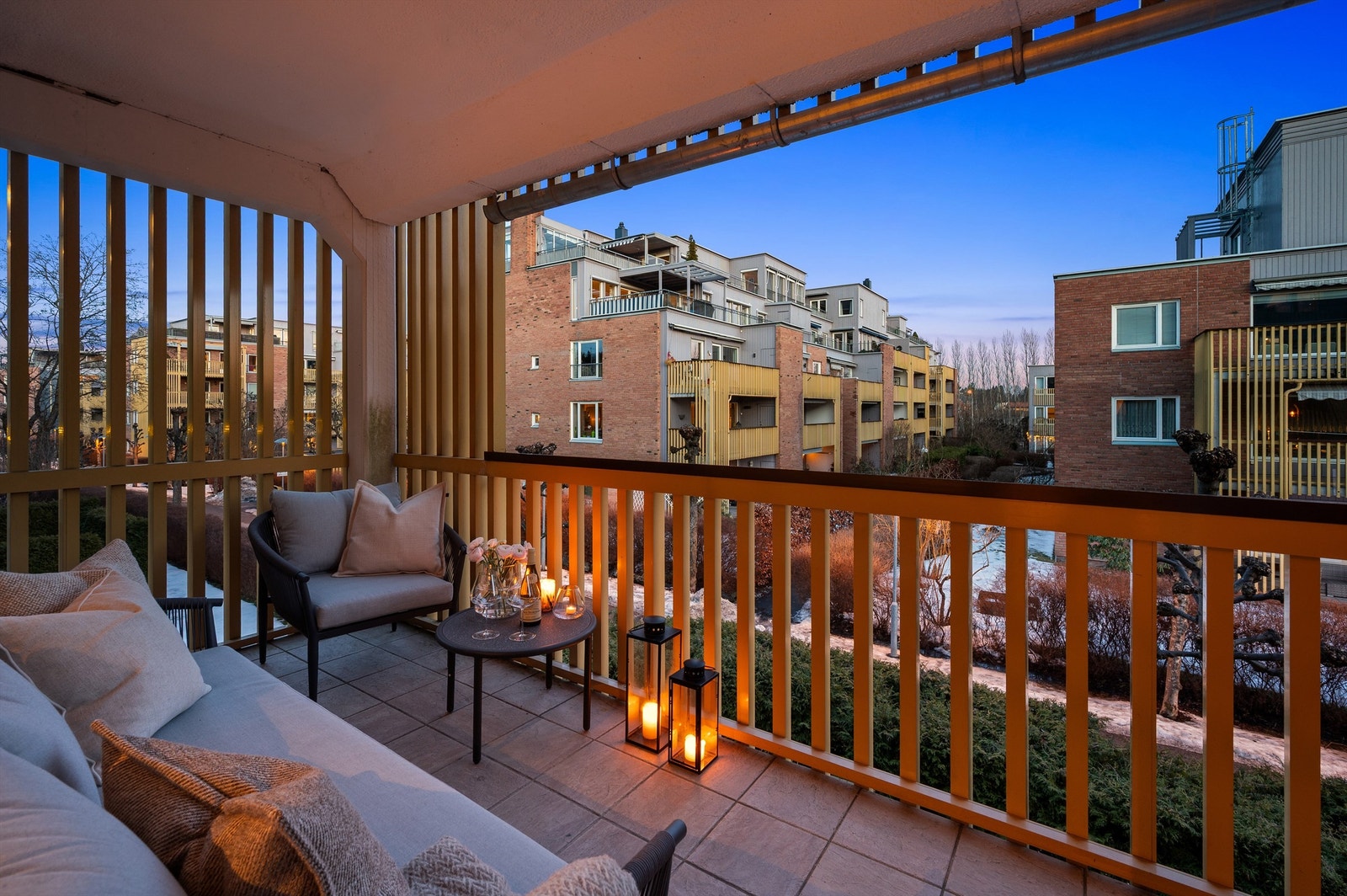 Balkongen er et hyggelig uterom med plass for sosialt samvær, også på kveldstid. Galleribilde