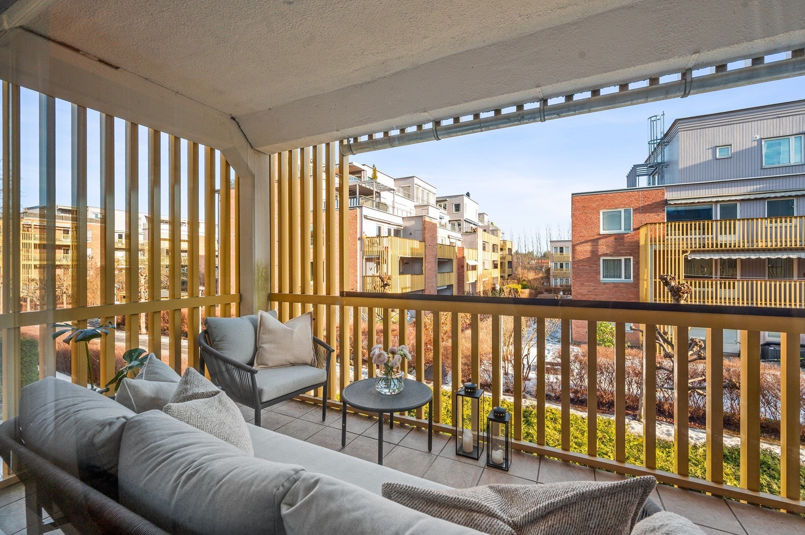 Den sydøstvendte balkongen på ca. 14 m² blir en herlig forlengelse av stuen i sommerhalvåret. Galleribilde