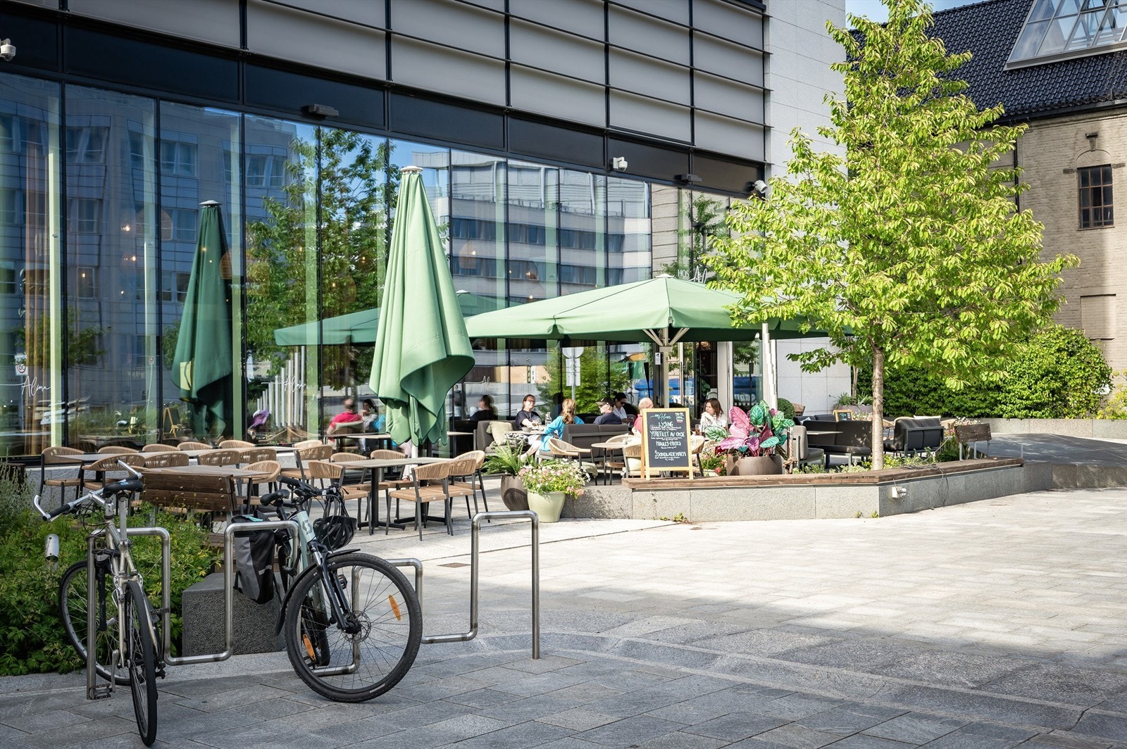 Flere hyggelige uteserveringer bidrar til et levende og sosialt nærmiljø. Galleribilde