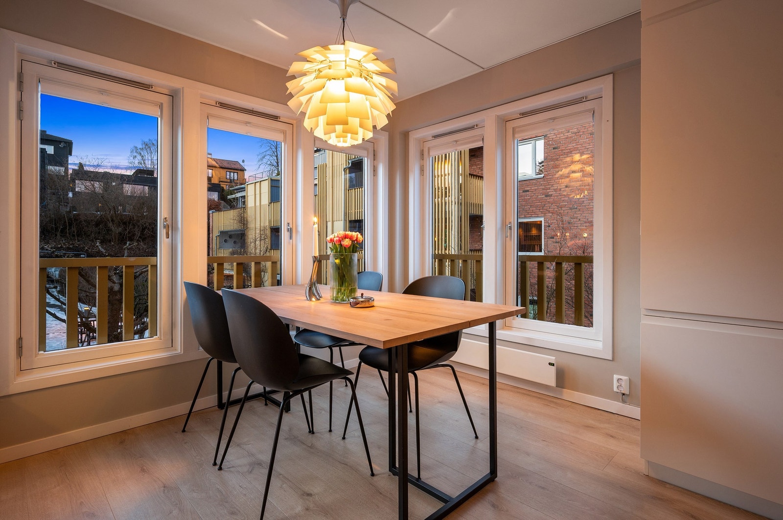 Spiseplassen er et hyggelig samlingspunkt for måltider med familie og venner. Galleribilde